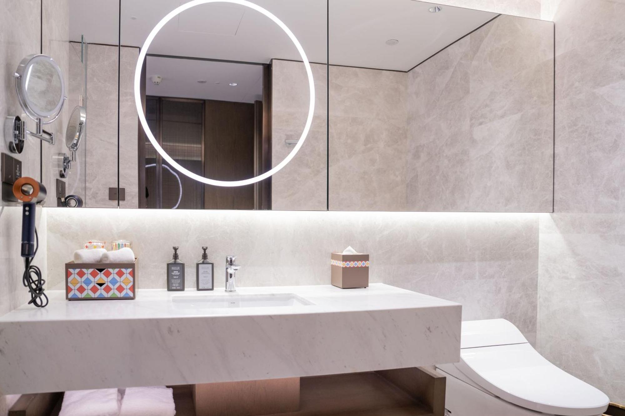 Yuexiu Guangzhou, Curio Collection By Hilton-free Shuttle Between And Exhibition Center During Fair Period & Exhibitor Registration Counter & Halal Food Guangzhou