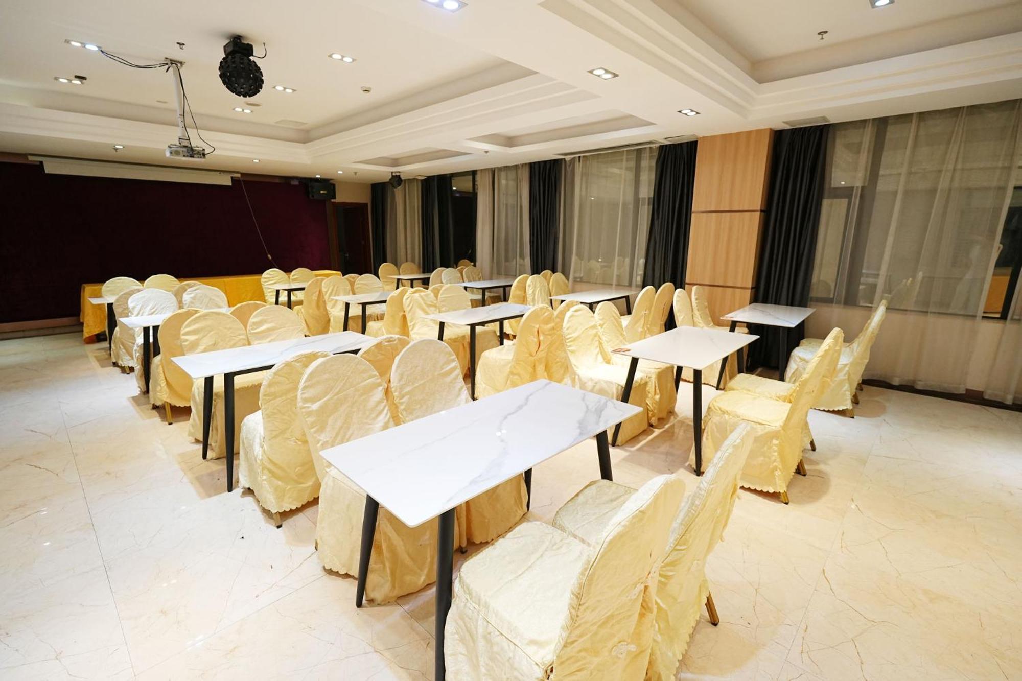 Yi Yun Baiyun International Airport Branch - Renhe Metro Station Hotel 3*