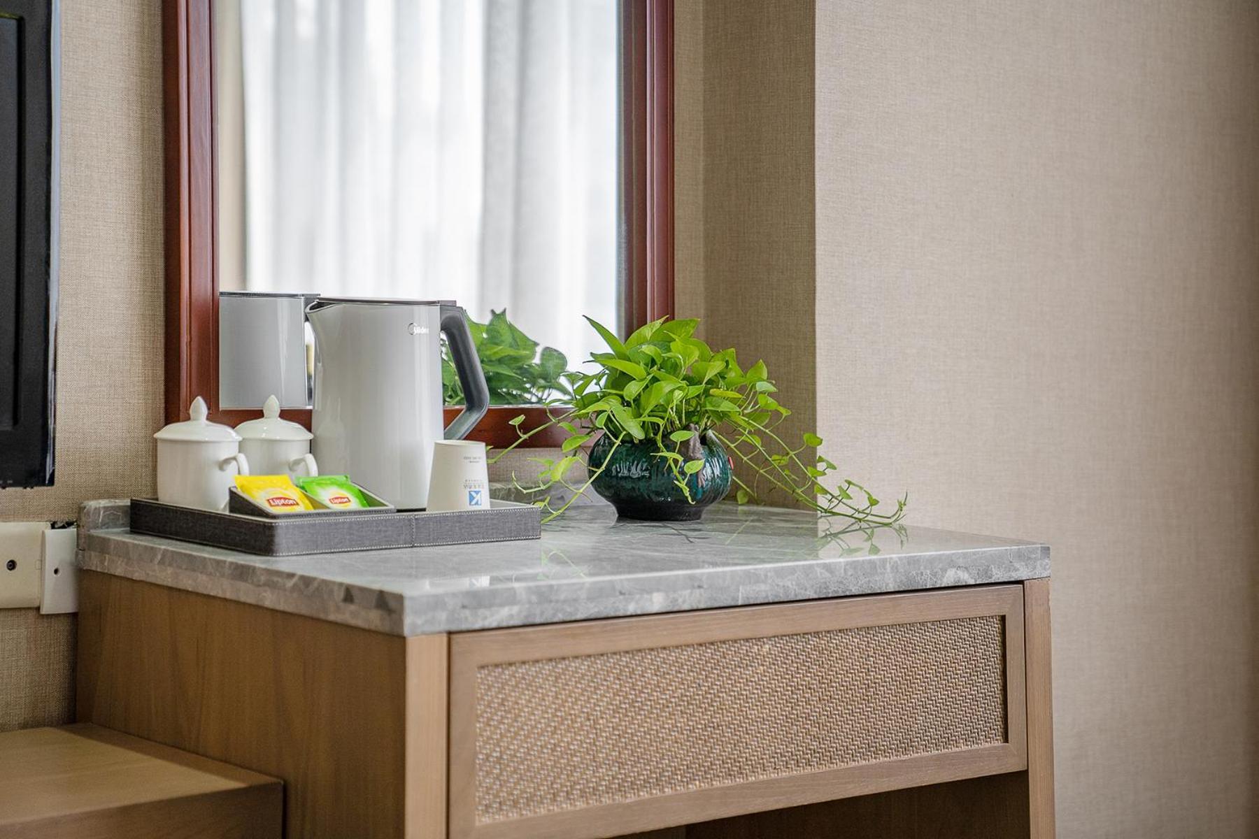 Kaiserdom Hotel: Tower Views & Fair Shuttle Service Guangzhou