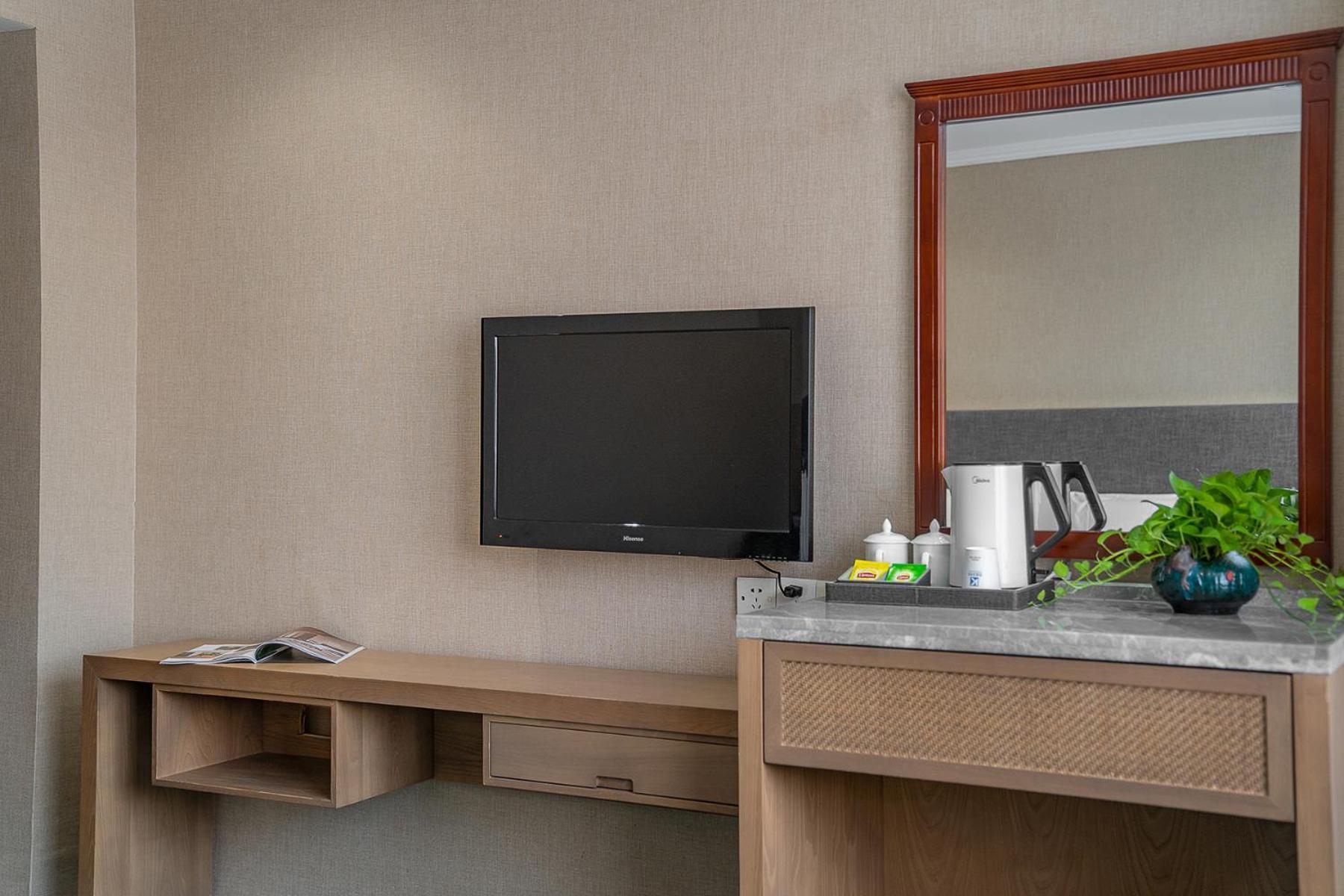 Hotel Kaiserdom Hotel: Tower Views & Fair Shuttle Service Guangzhou