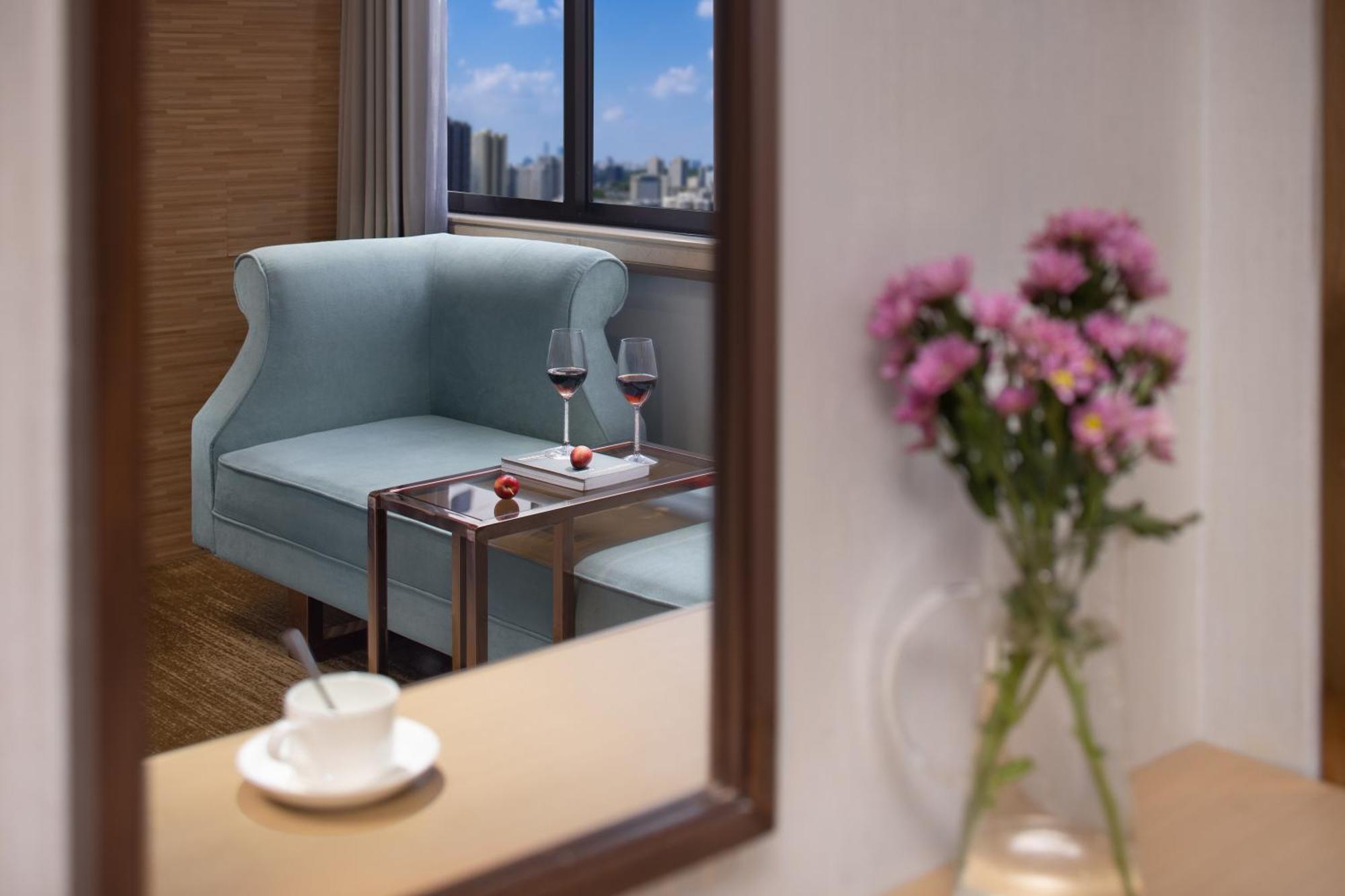 Kaiserdom Hotel: Tower Views & Fair Shuttle Service Hotel Guangzhou
