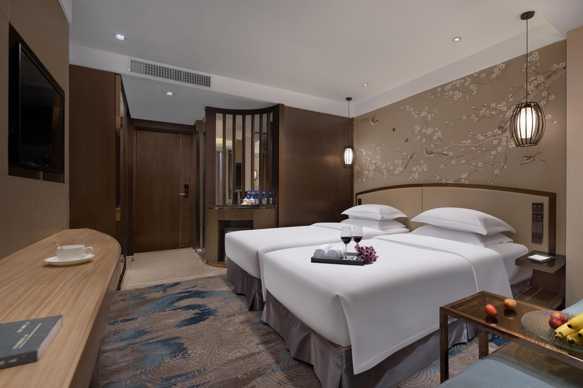 Kaiserdom Hotel: Tower Views & Fair Shuttle Service 3*