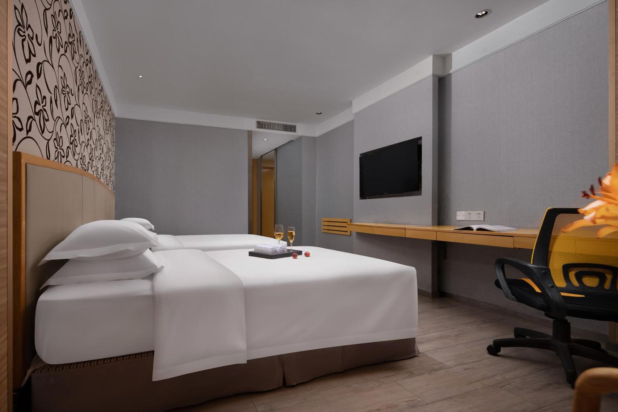 Hotel Kaiserdom Hotel: Tower Views & Fair Shuttle Service Guangzhou