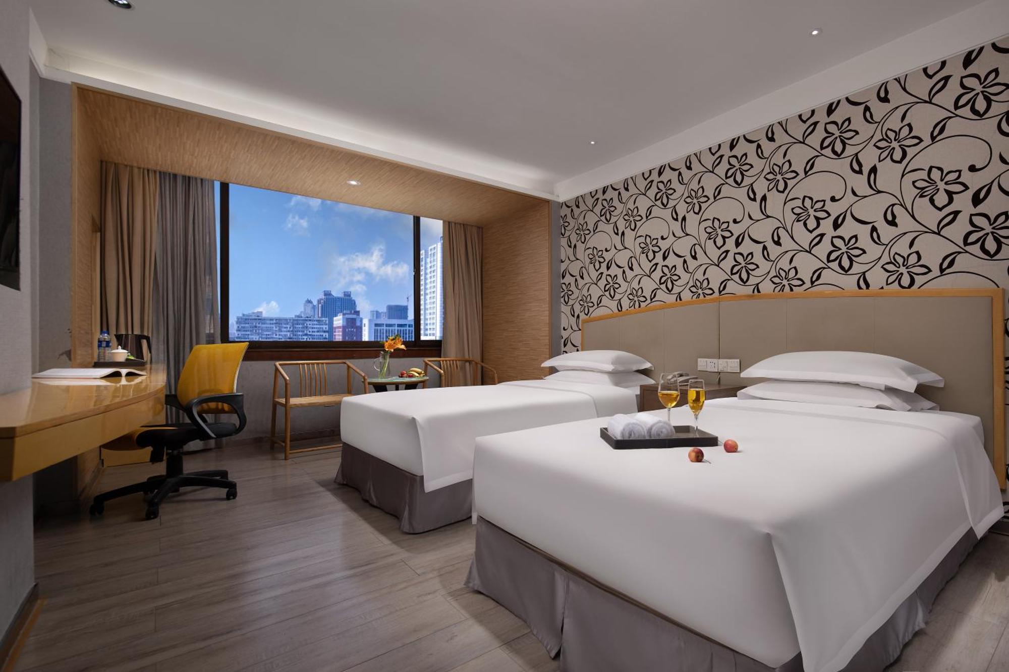 Hotel Kaiserdom Hotel: Tower Views & Fair Shuttle Service 3*