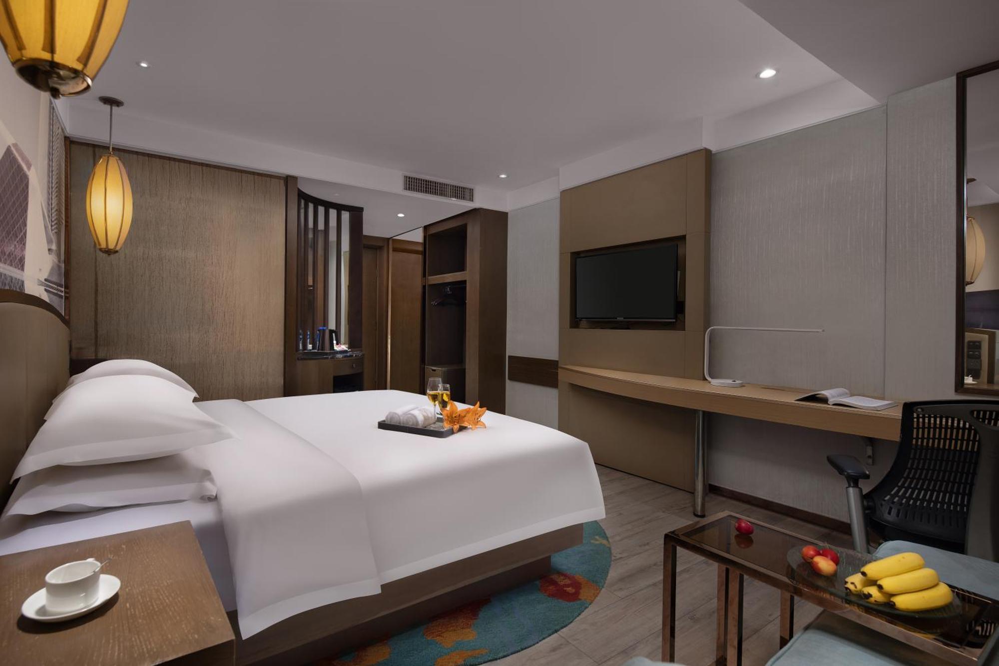 Kaiserdom Hotel: Tower Views & Fair Shuttle Service 3*