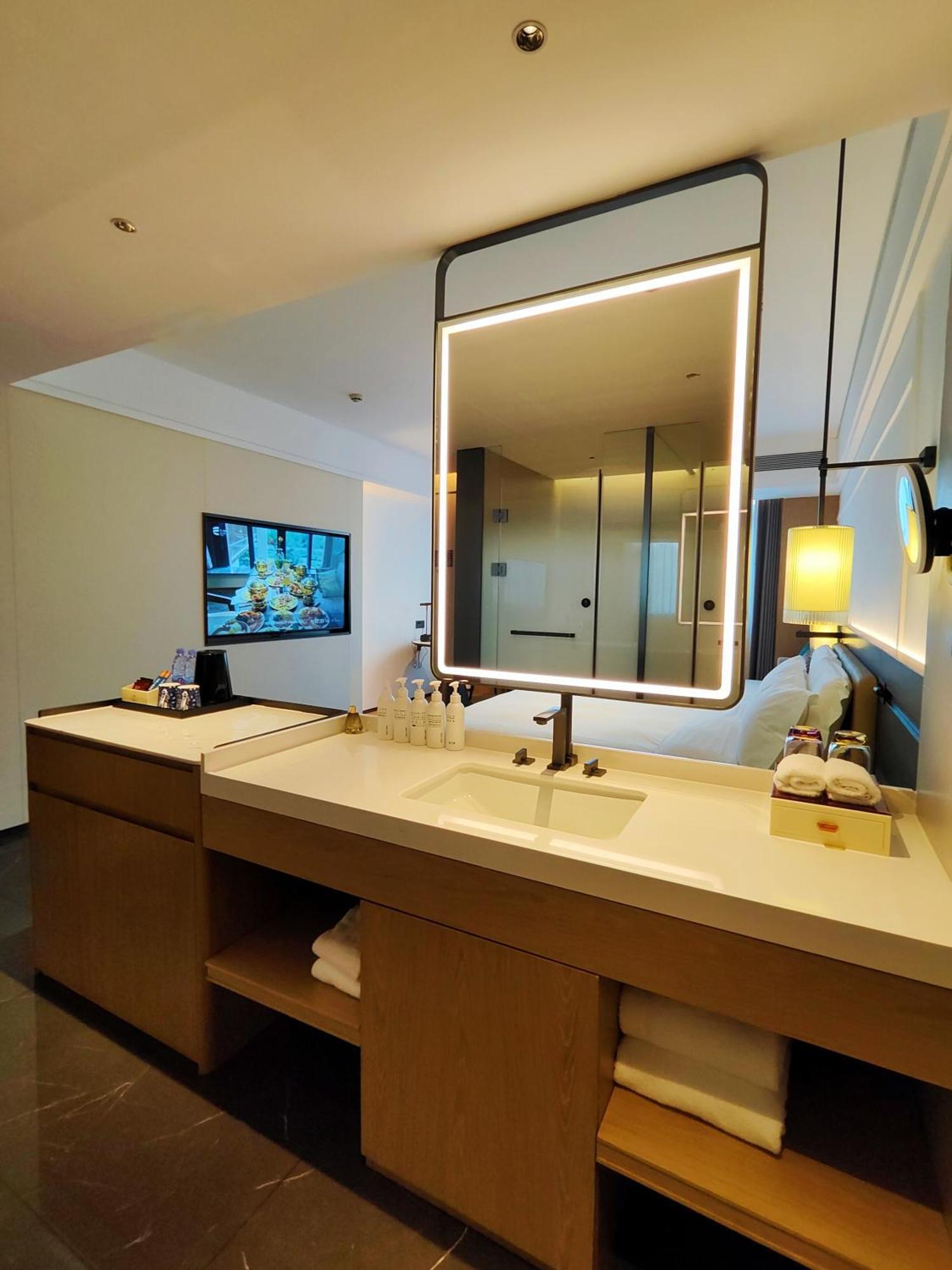Hotel Mehood Lestie International Panyu Wanbo Yuangang Metro Station Branch - Free Shuttle Bus To Fair Complex During Fair Period & Free Afternoon Tea & Free Midnight Snack & Free Vpn Internet Access