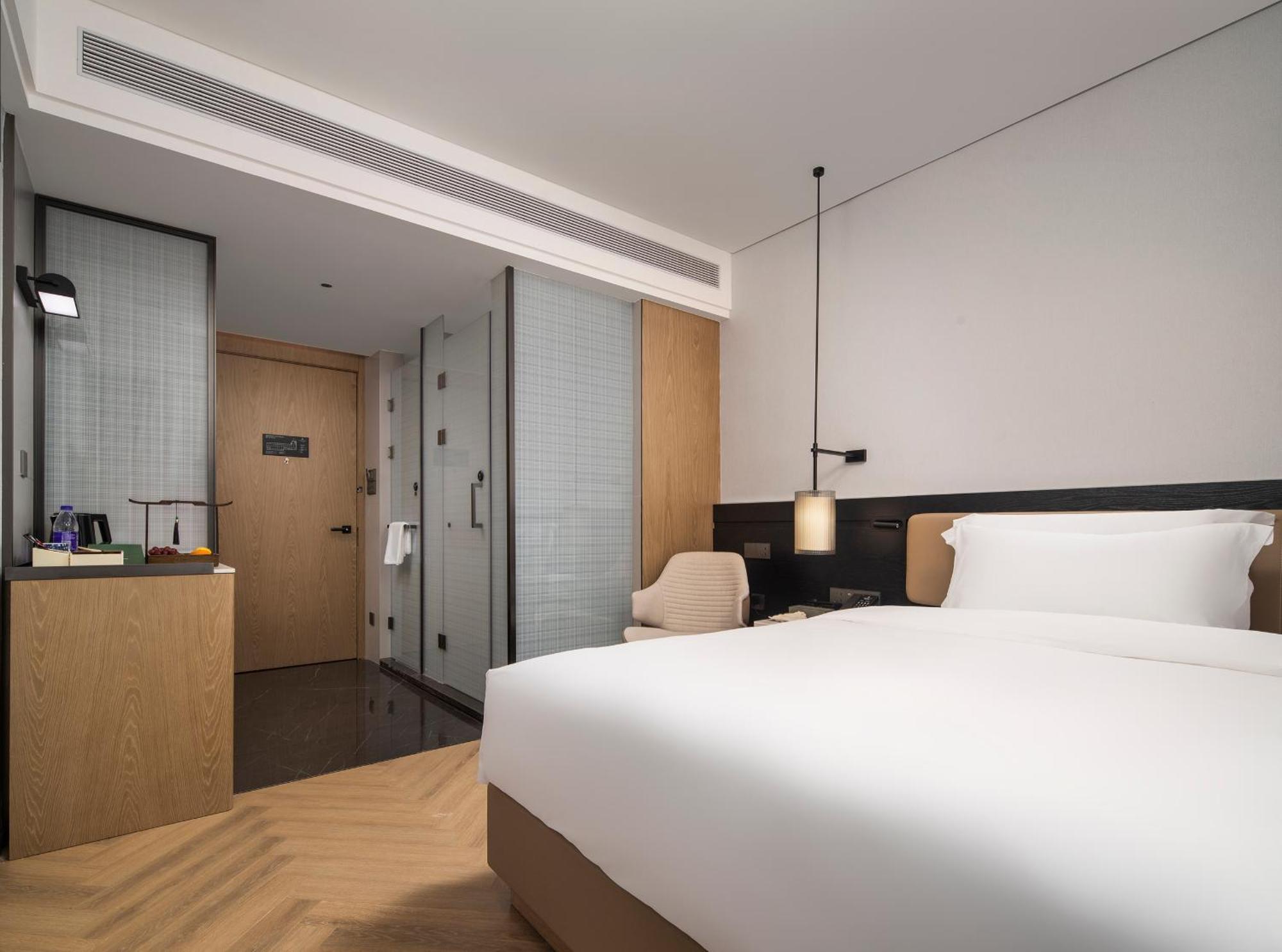 Mehood Lestie International Panyu Wanbo Yuangang Metro Station Branch - Free Shuttle Bus To Fair Complex During Fair Period & Free Afternoon Tea & Free Midnight Snack & Free Vpn Internet Access Hotel Guangzhou