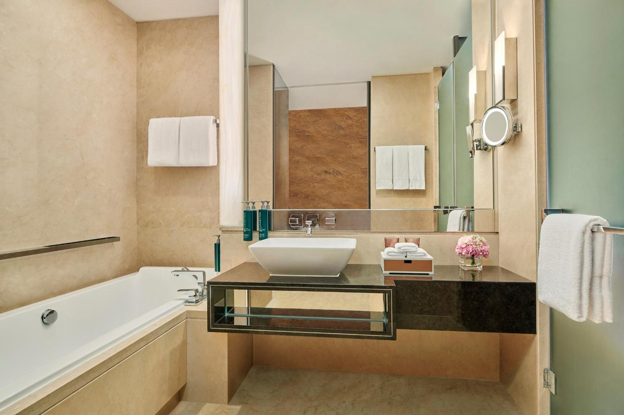 Hilton Tianhe: Fair Shuttle & Registration Hotel
