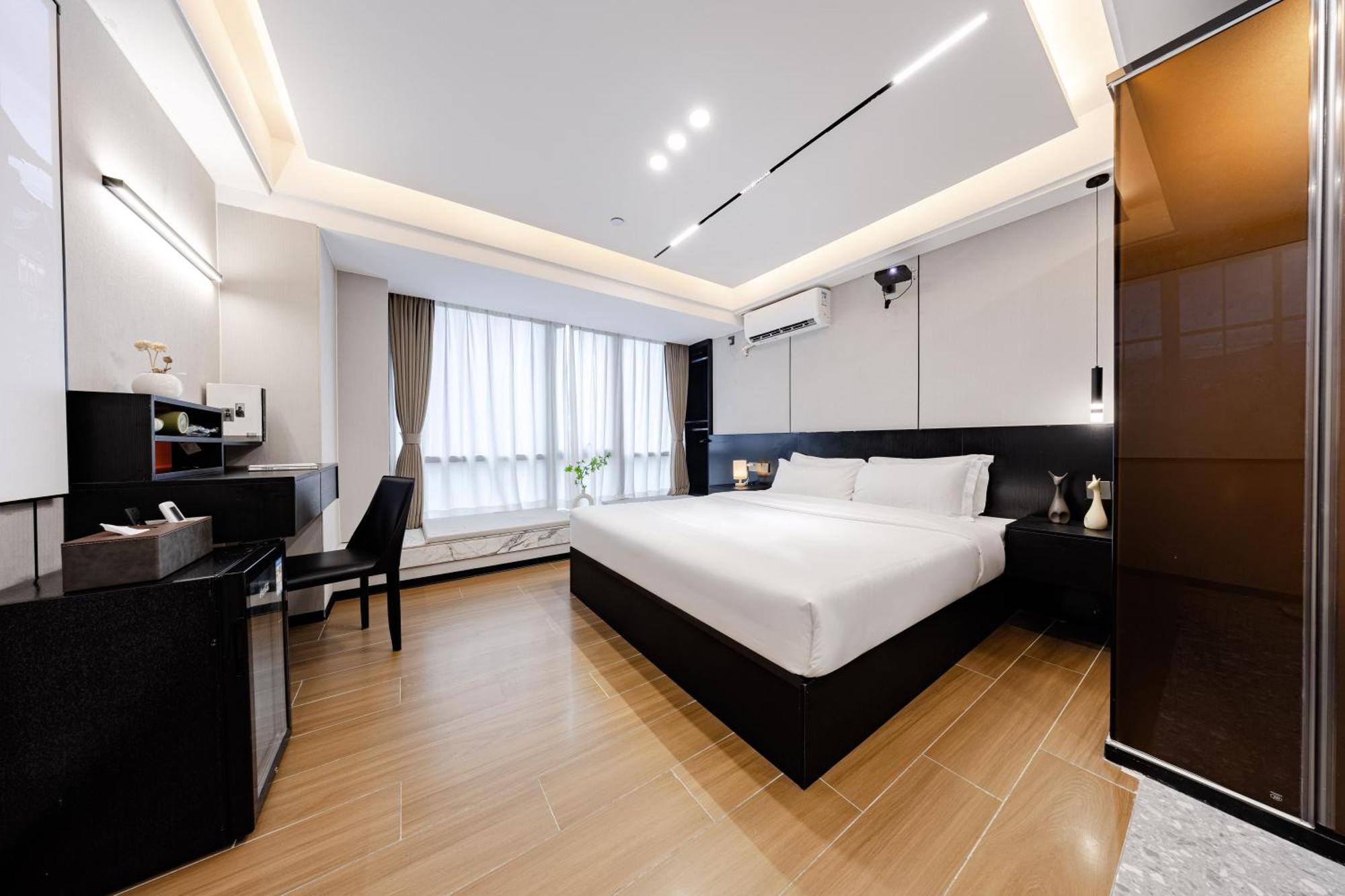 Hotel Yu Manju High-floor Huge-screen Audiovisual Hotel-guangzhou Tower Zhujiang New Town Sports West Road Branch 4*