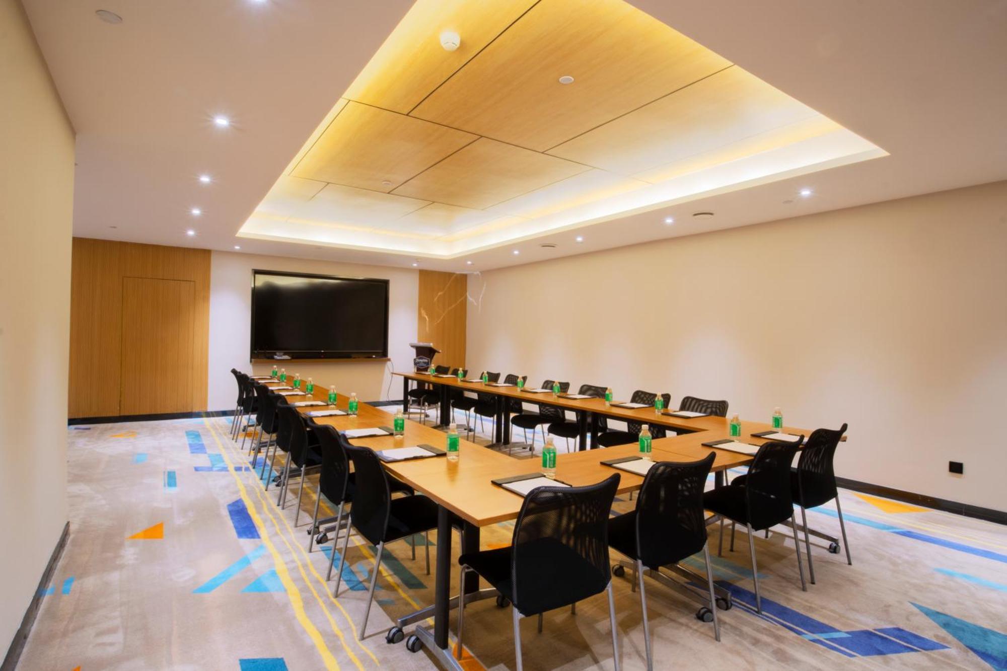 Hotel Hampton By Hilton Zhujiang New Town - Free Shuttle Bus To Fair 4*