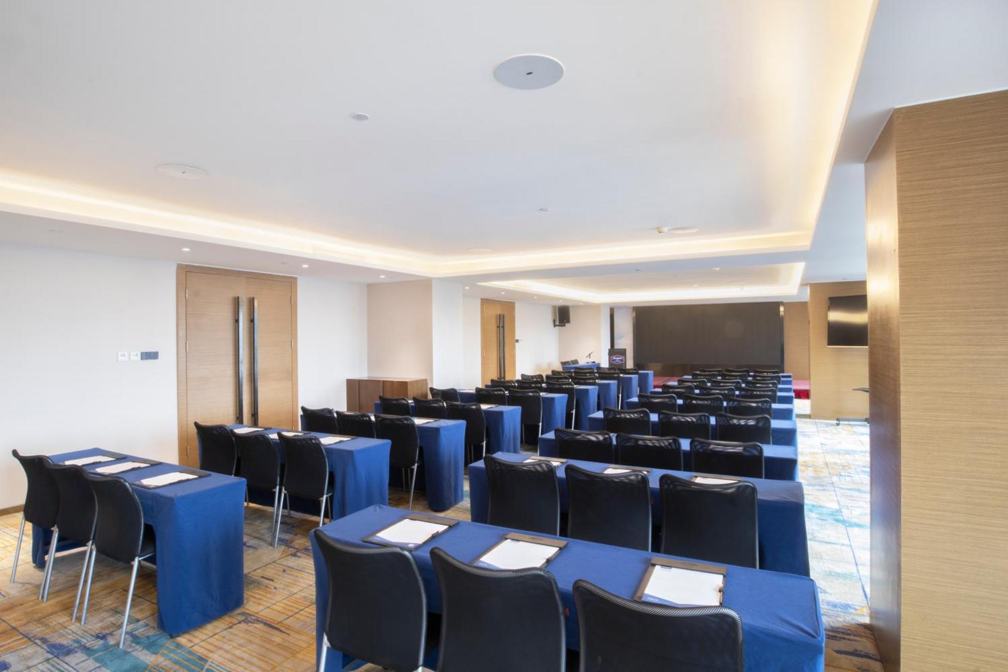 Hotel Hampton By Hilton Zhujiang New Town - Free Shuttle Bus To Fair 4*