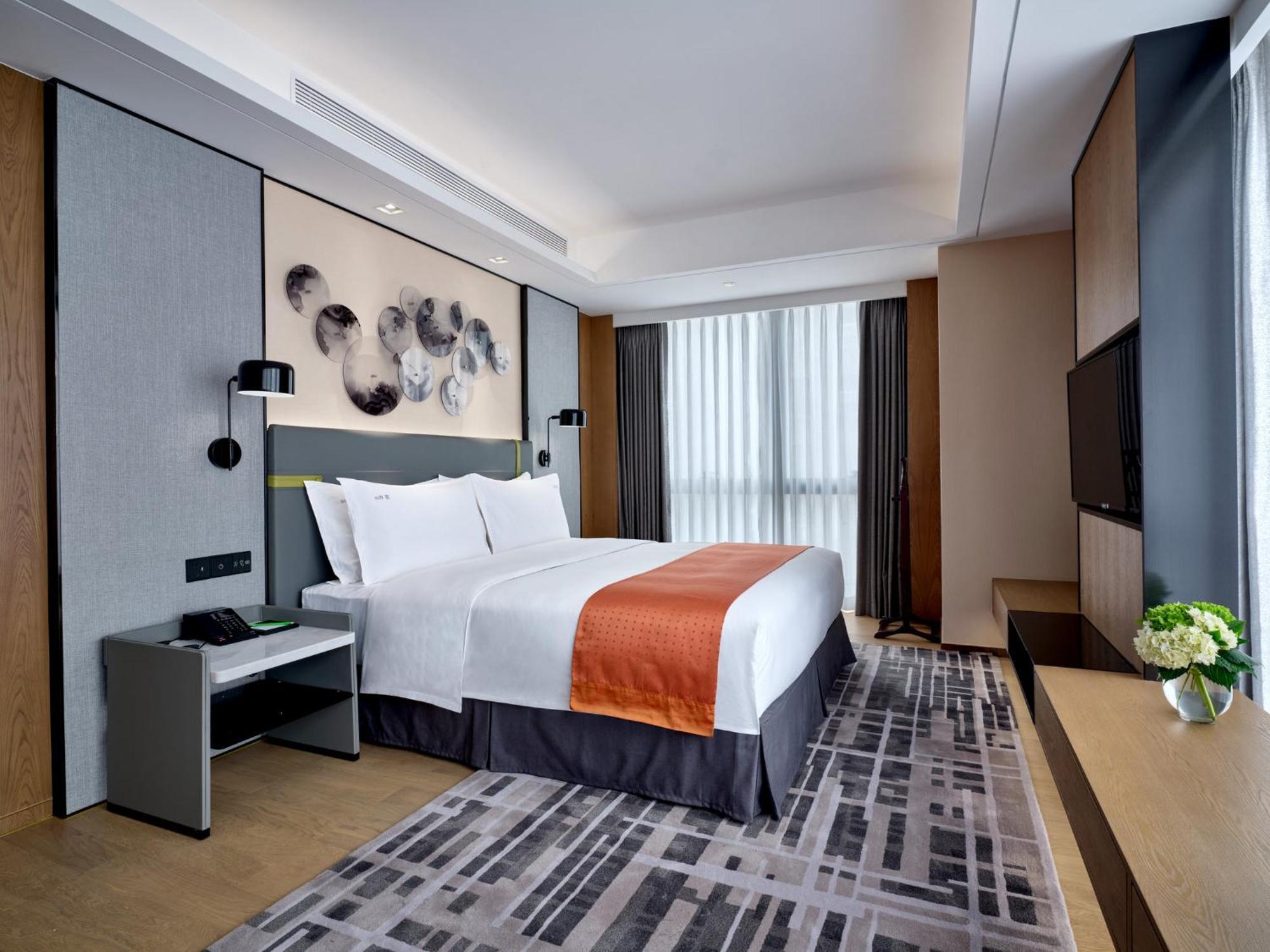 Hotel South - Fair Free Shuttle Bus, Near Metro Station, Nanhu Paradise