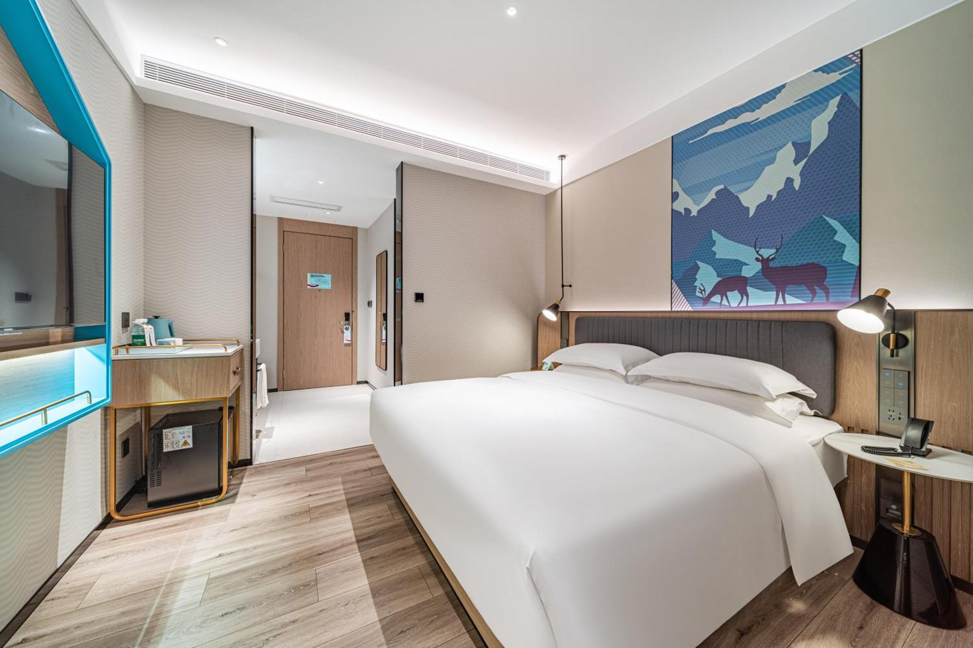 Echarm Baiyun Station Julong Metro Station 3*