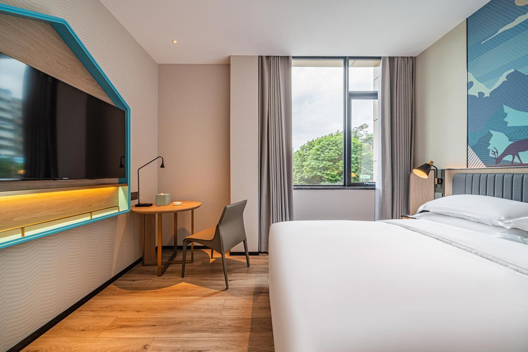 Echarm Baiyun Station Julong Metro Station Hotel