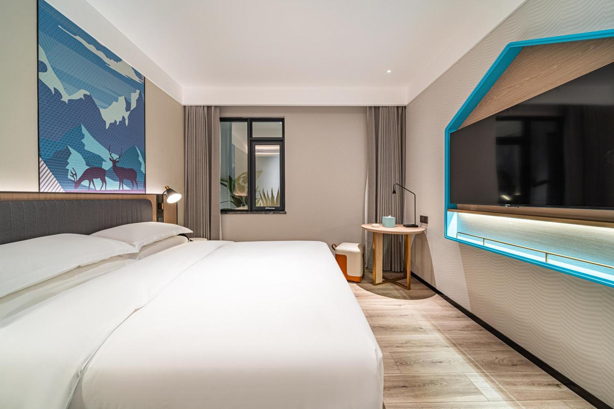 Echarm Baiyun Station Julong Metro Station Hotel 3*