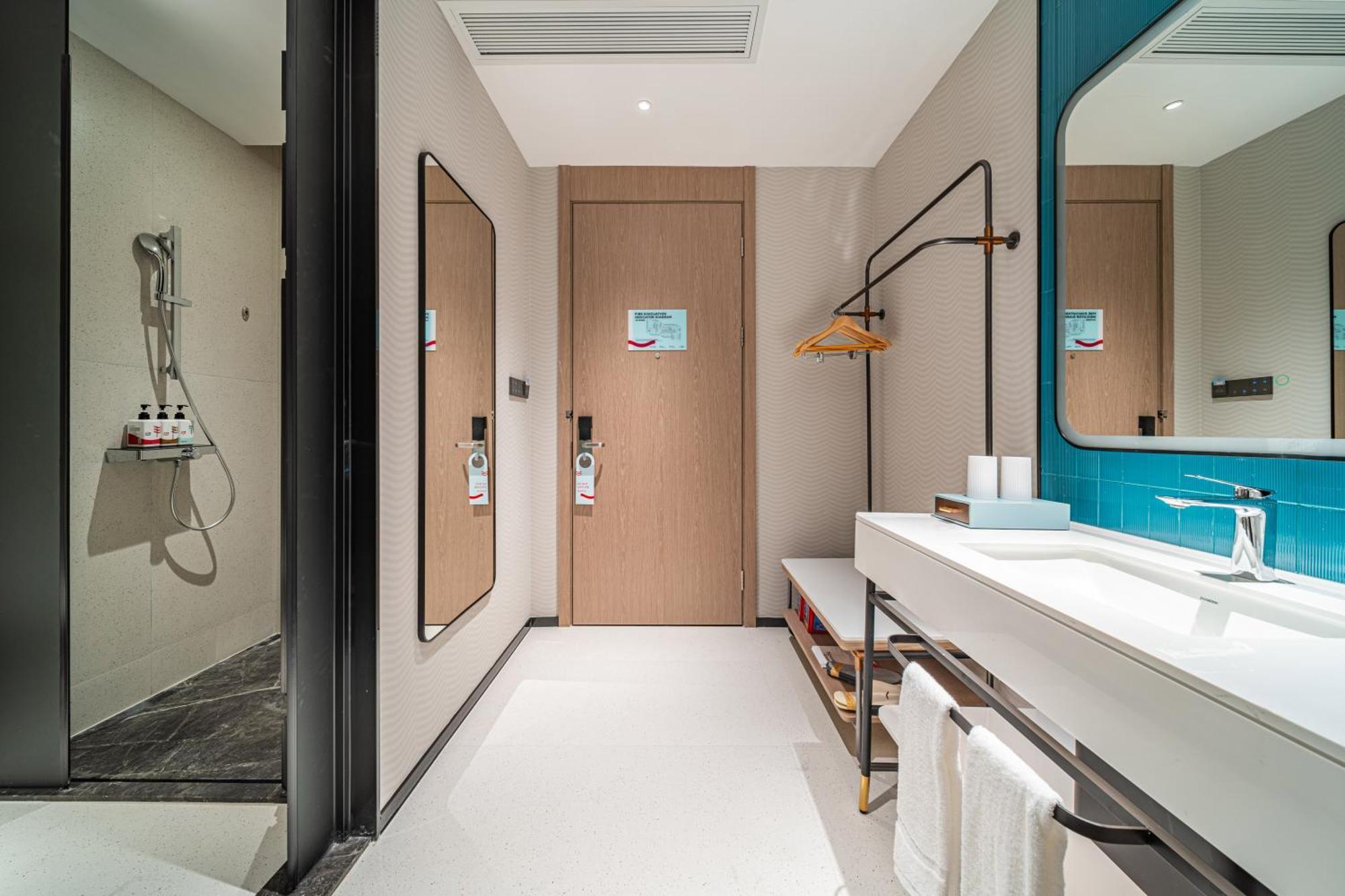 Echarm Baiyun Station Julong Metro Station Hotel 3*