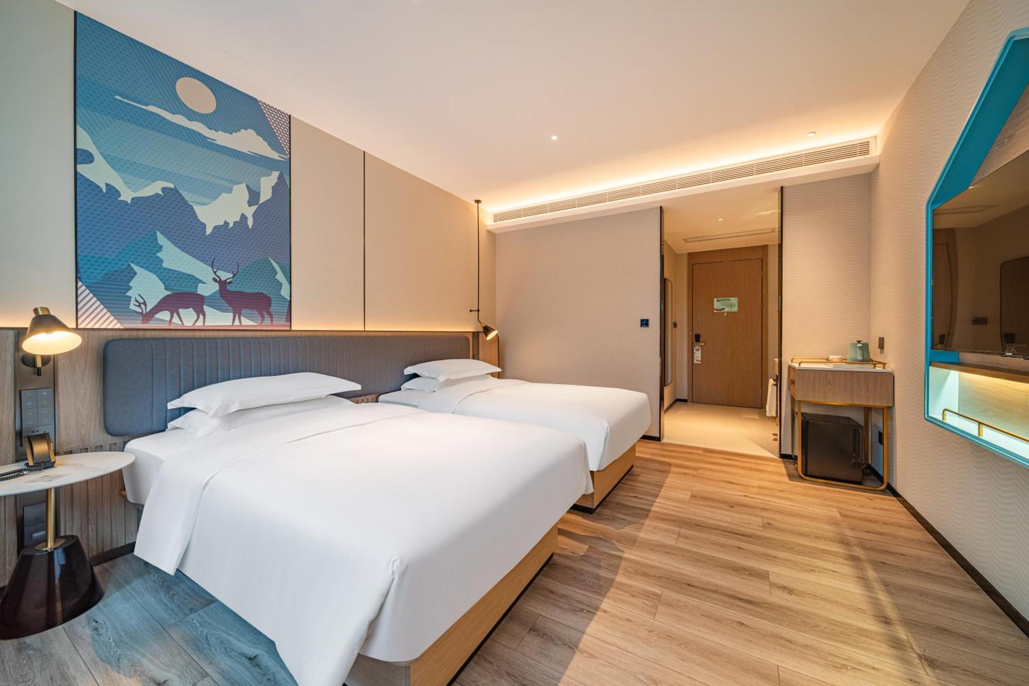Echarm Baiyun Station Julong Metro Station 3*