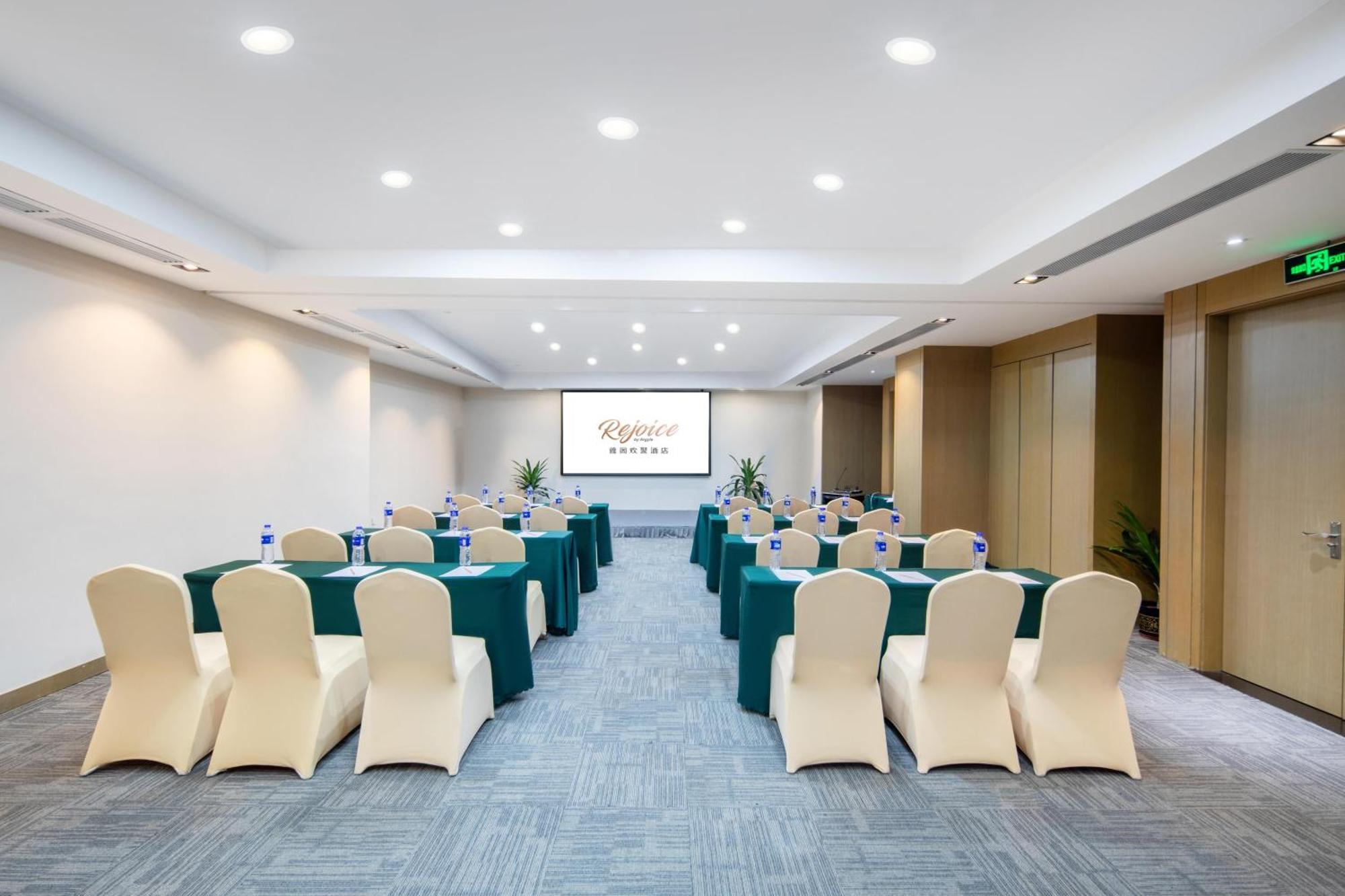 Guangzhou Baiyun Airport Rejoice By Argyle Hotel Rehe Metro Exit B --Free Shuttle Bus Is Provided During The 137Th Canton Fair Guangzhou