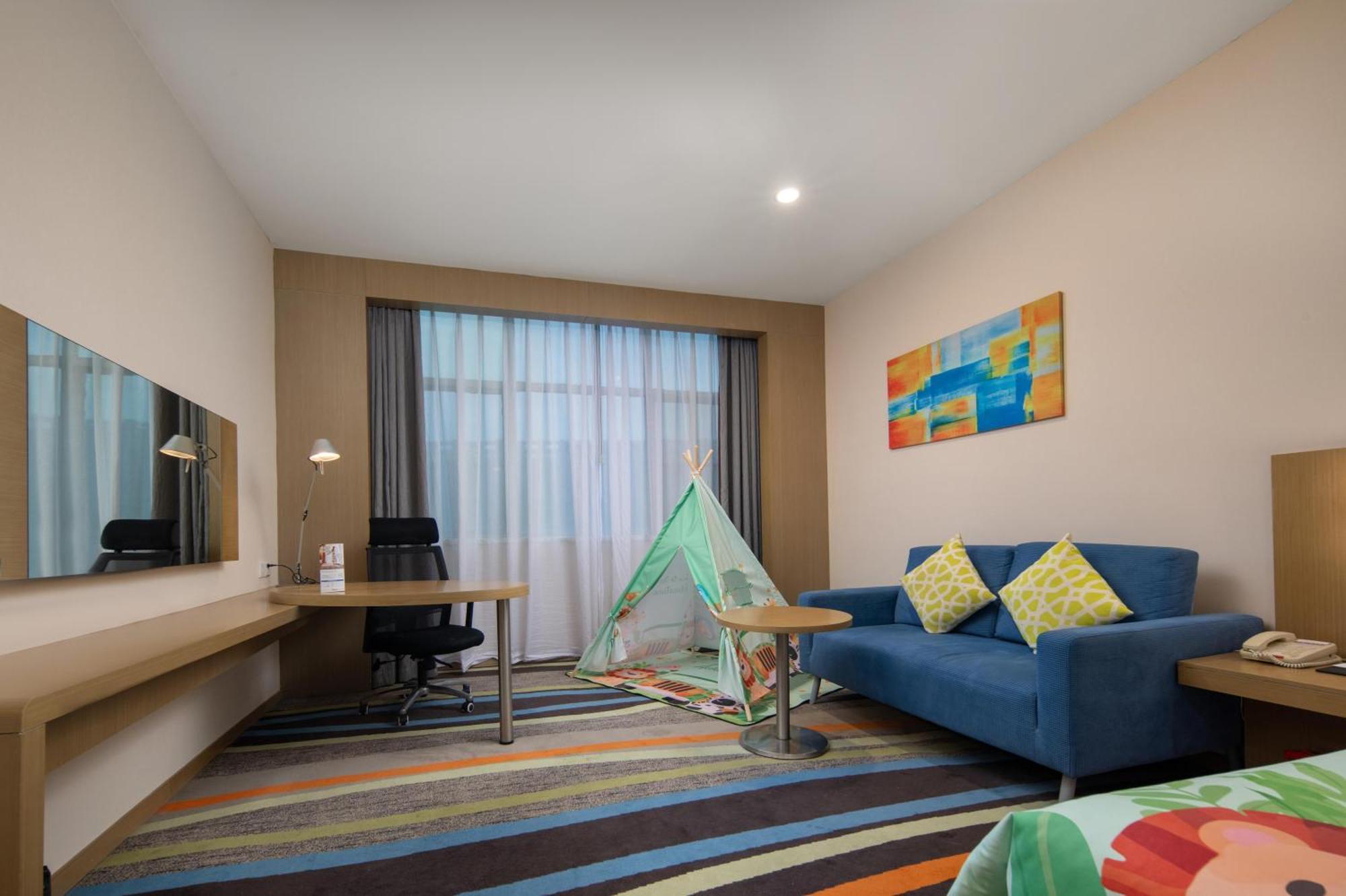 Guangzhou Baiyun Airport Rejoice By Argyle Hotel Rehe Metro Exit B --Free Shuttle Bus Is Provided During The 137Th Canton Fair