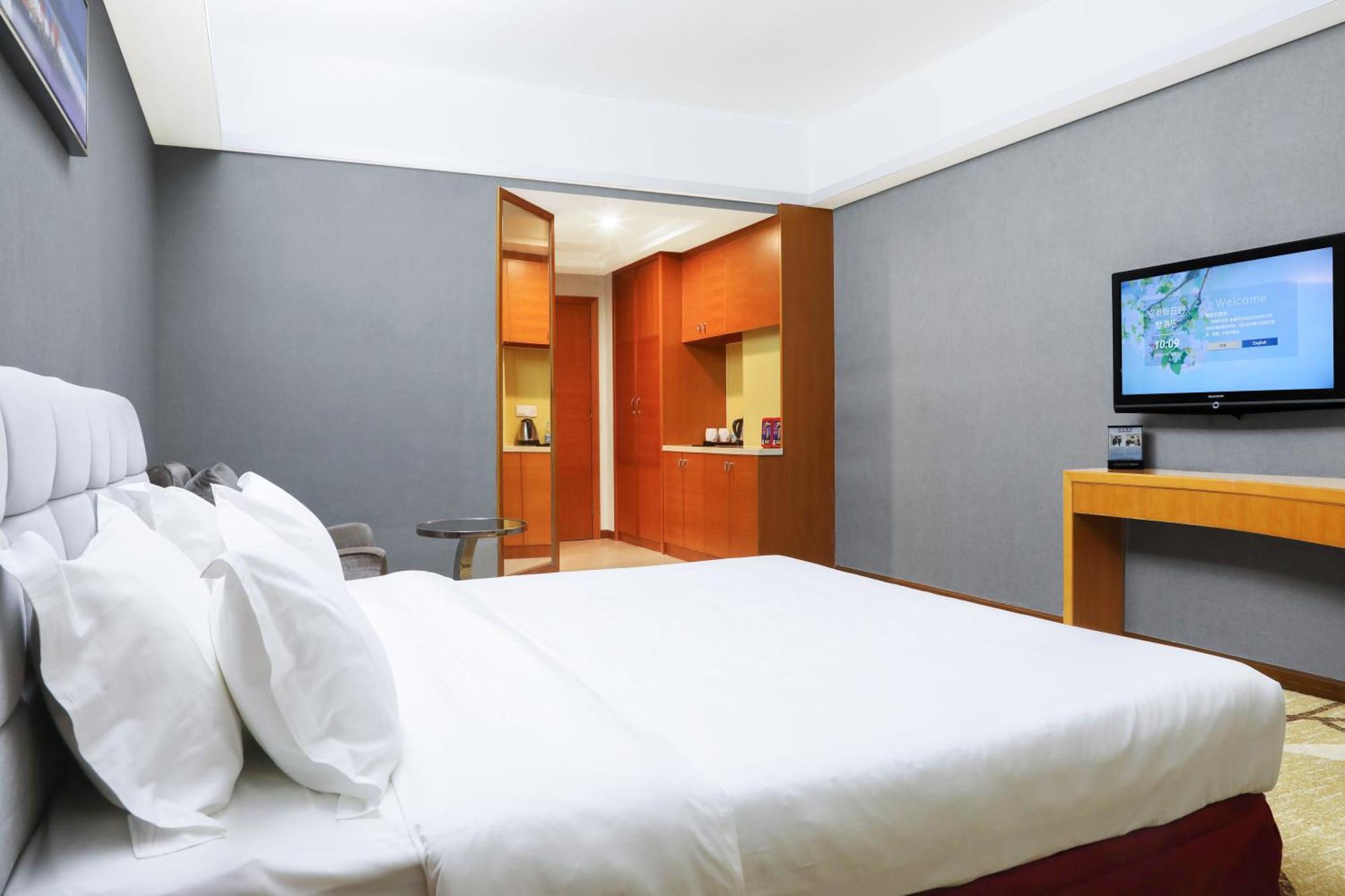 Holiday Villa Hotel 4*