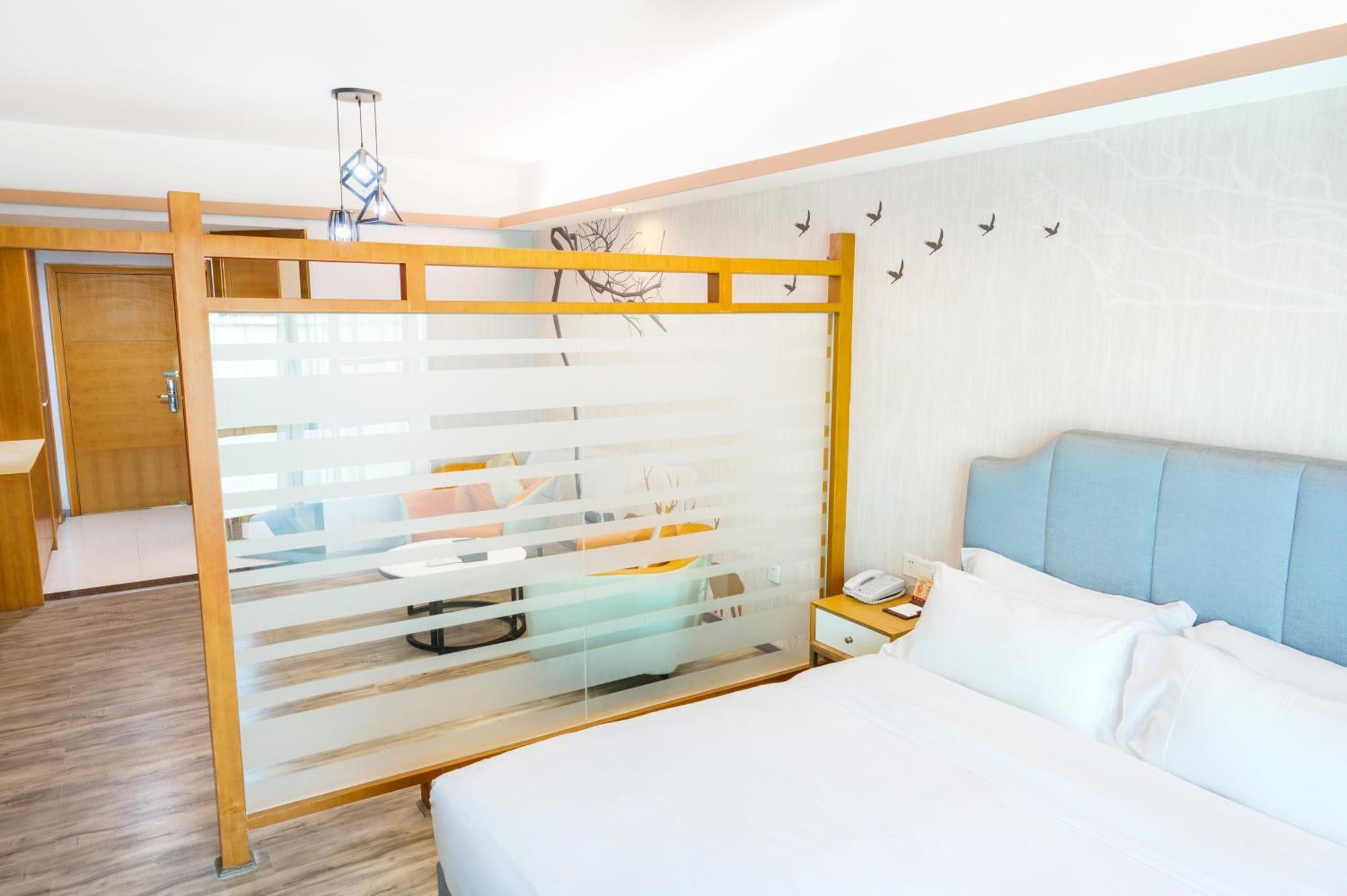 Holiday Villa Hotel 4*