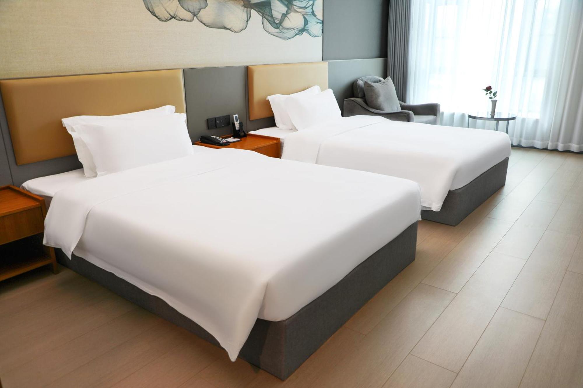 Holiday Villa Hotel 4*