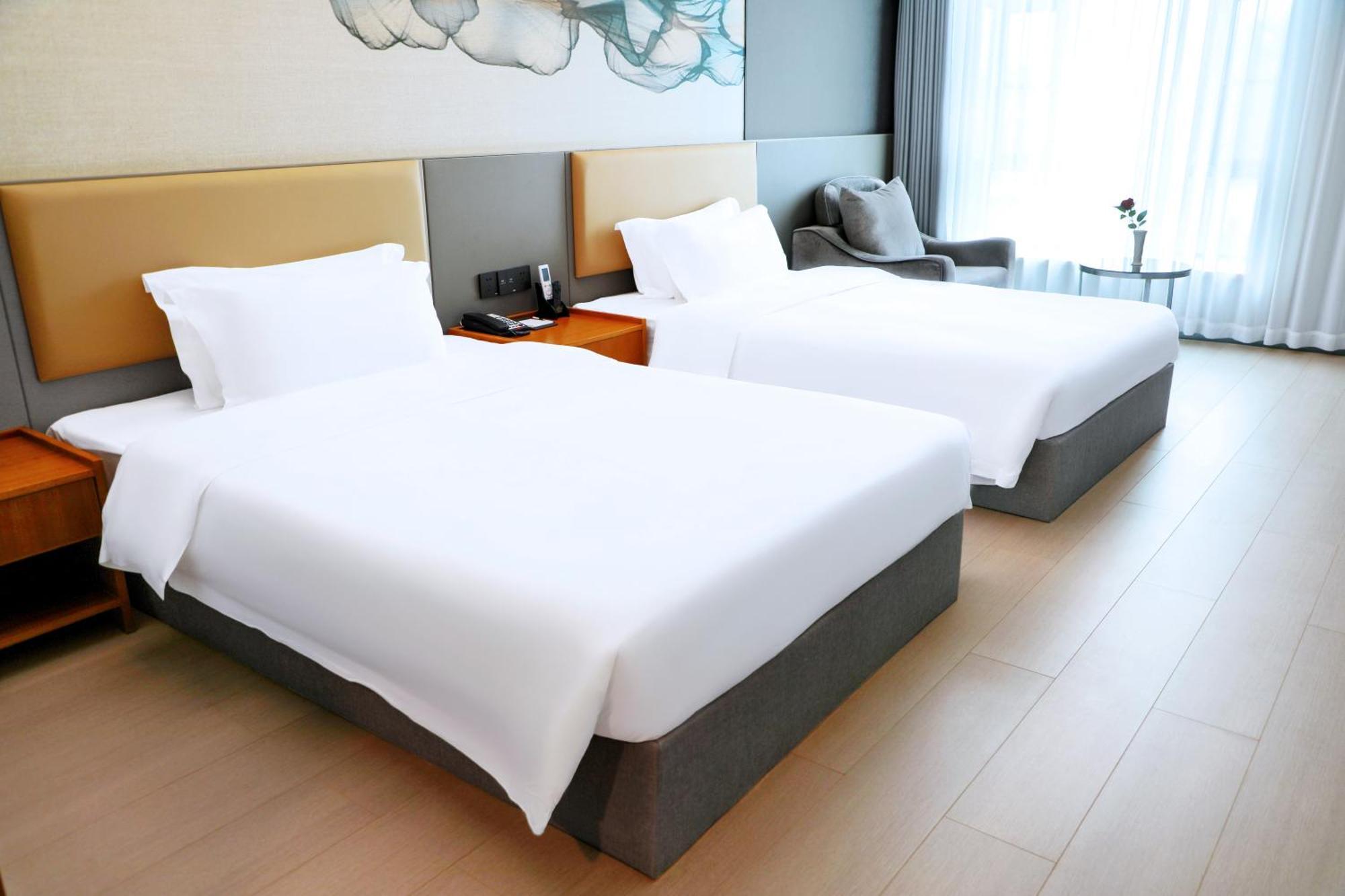 Holiday Villa Hotel 4*