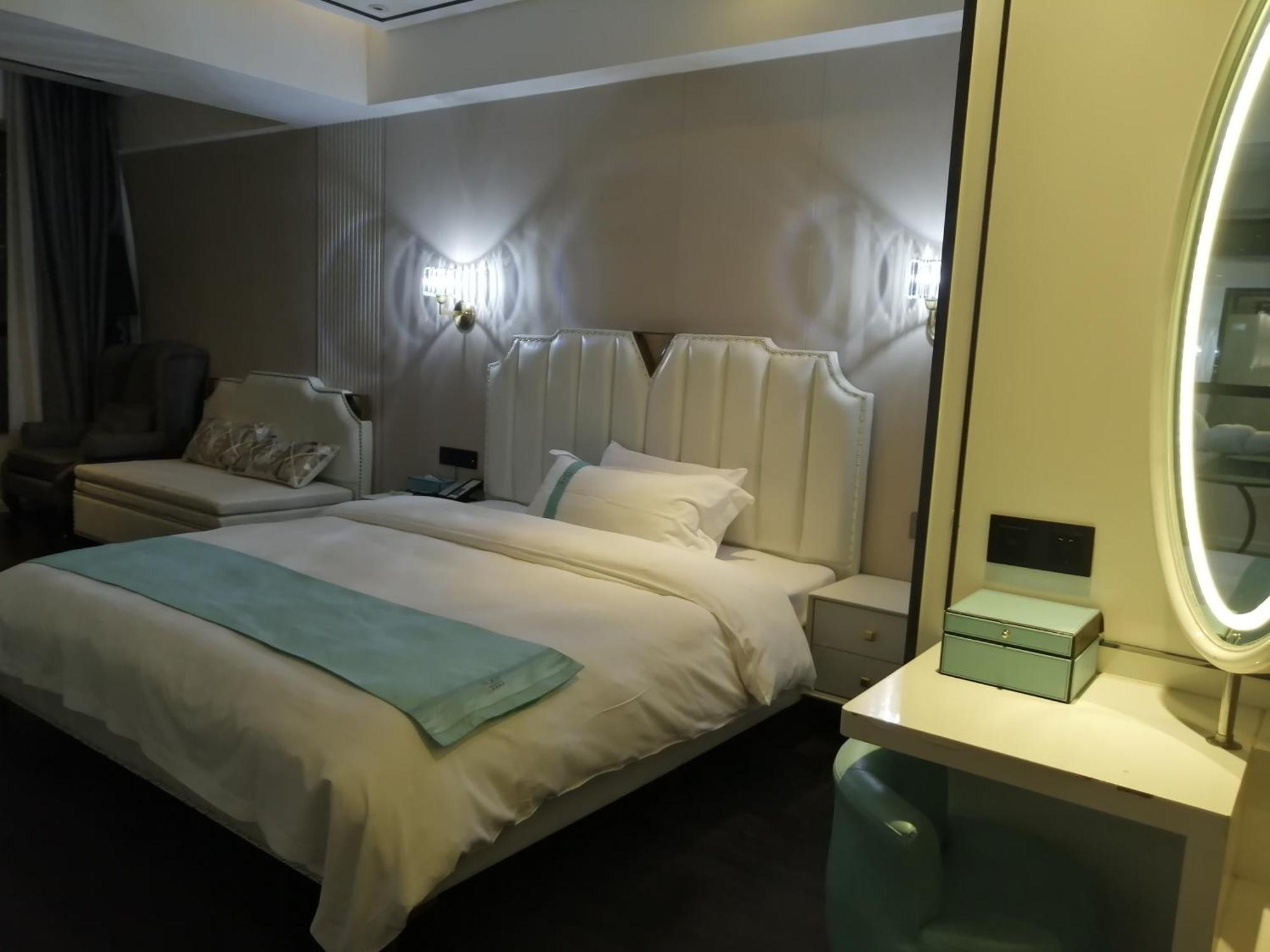 Xana Elegant Shixi Metro Station Branch Hotel 4*