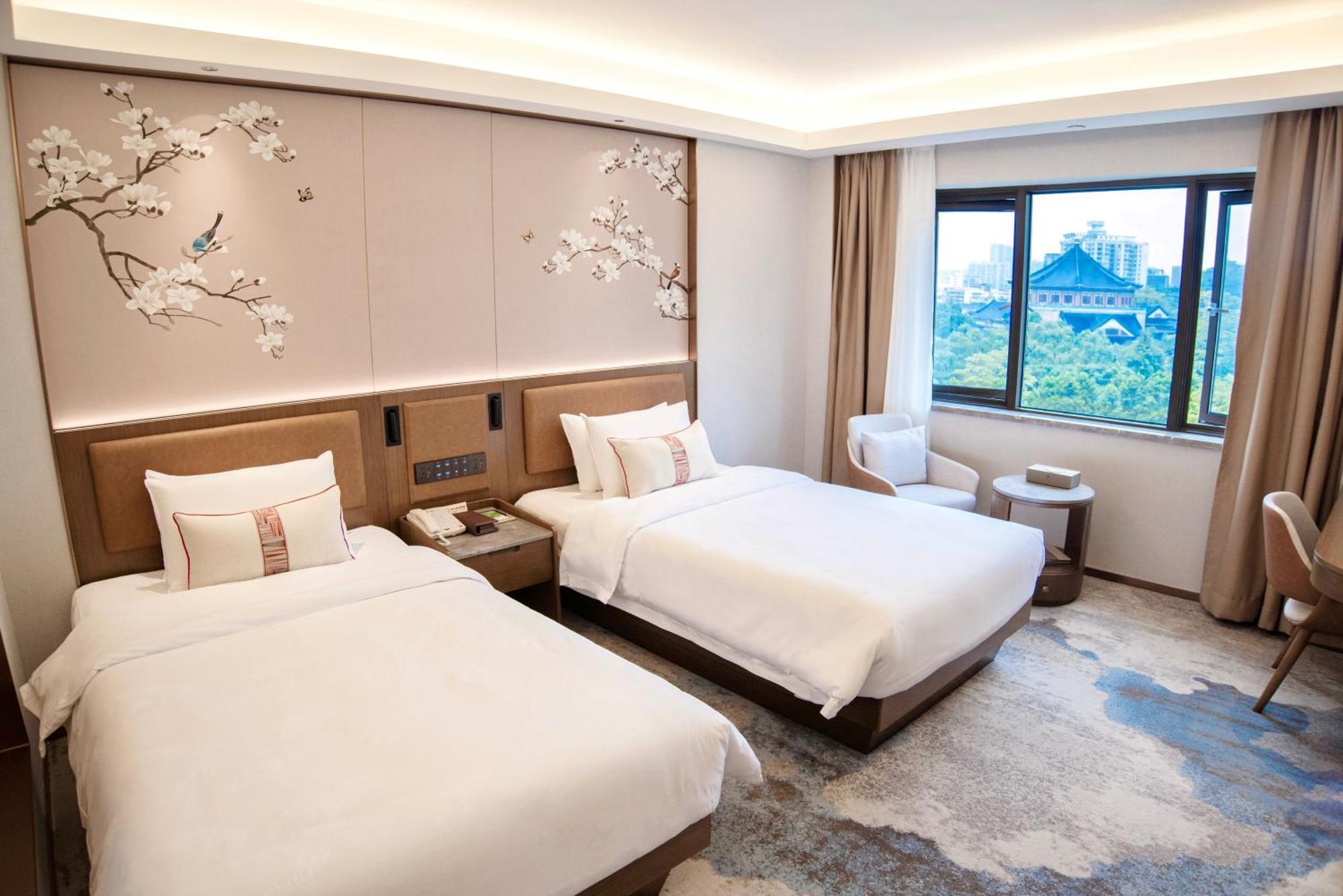 Guangdong Hotel-free Shuttle & Registration Counter Service During Fair 4*