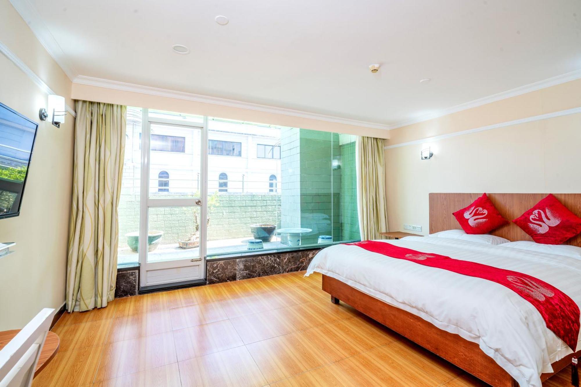 Ln Whitehouse Hotel 2*