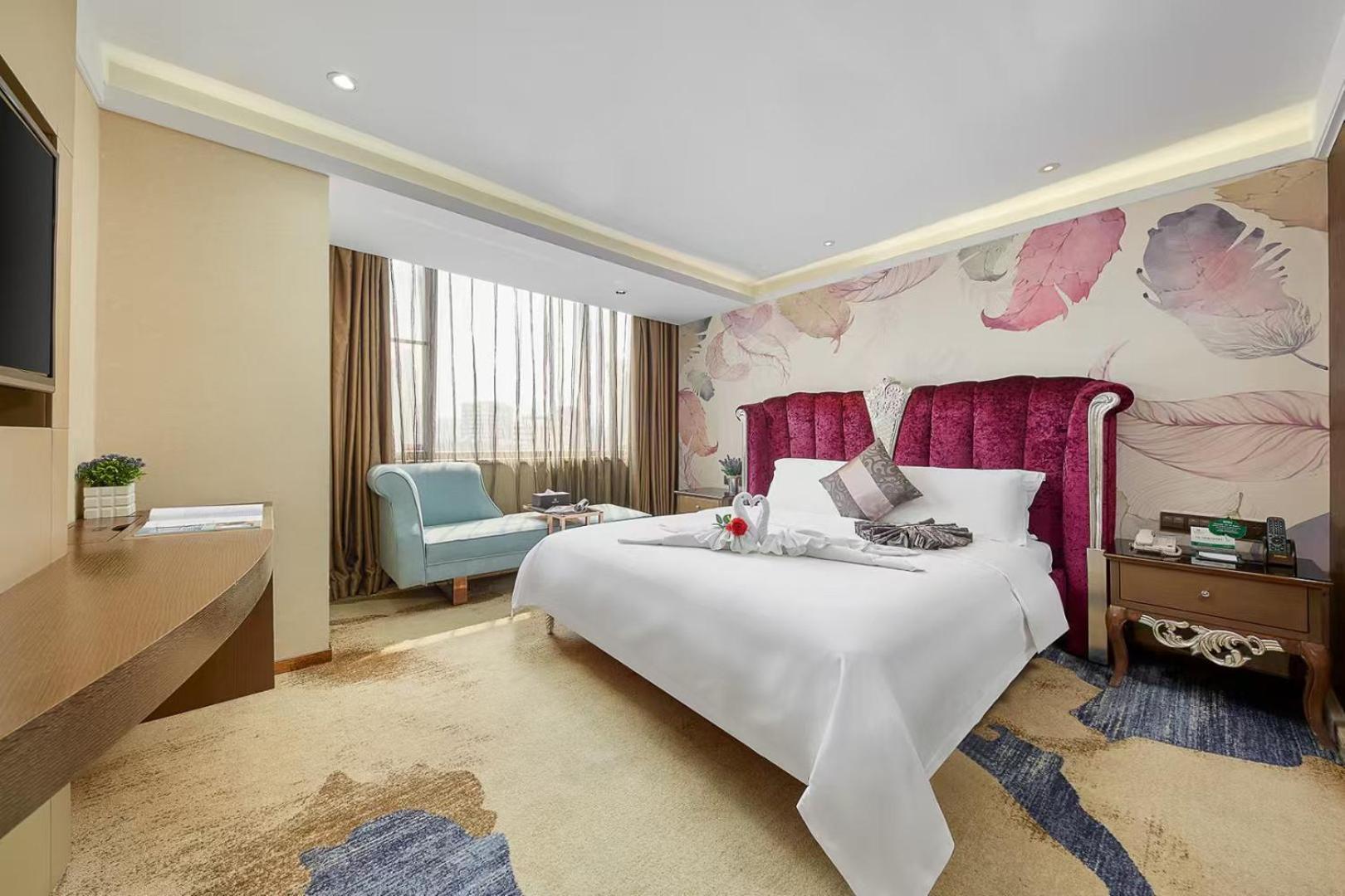 Kaiserdom Hotel: Tower Views & Fair Shuttle Service Guangzhou