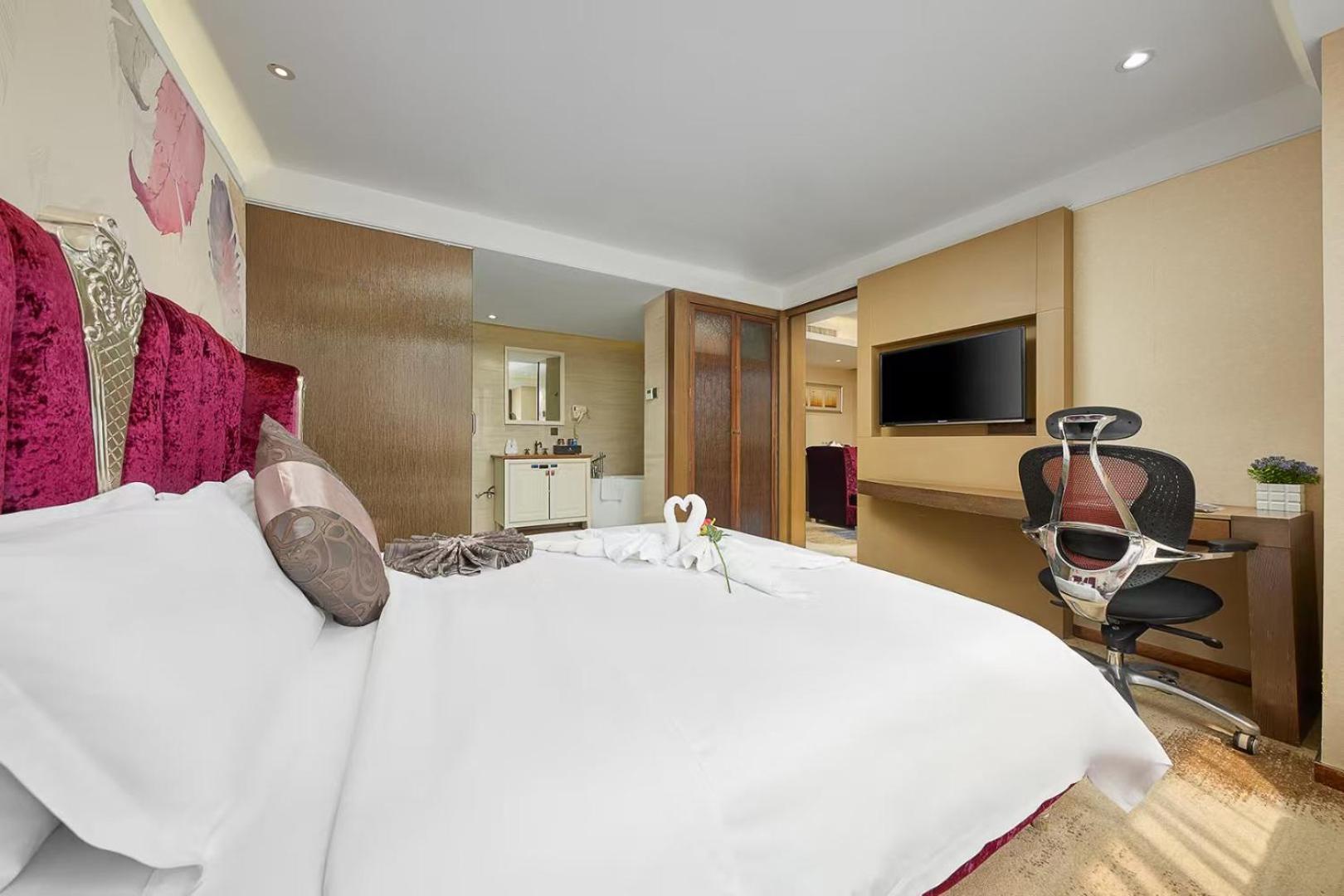 Hotel Kaiserdom Hotel: Tower Views & Fair Shuttle Service 3*