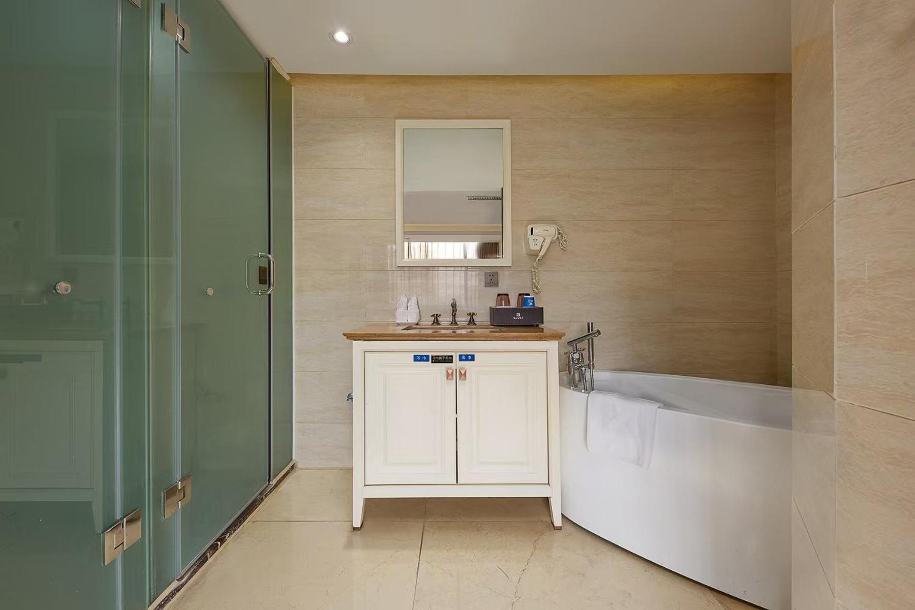 Hotel Kaiserdom Hotel: Tower Views & Fair Shuttle Service Guangzhou