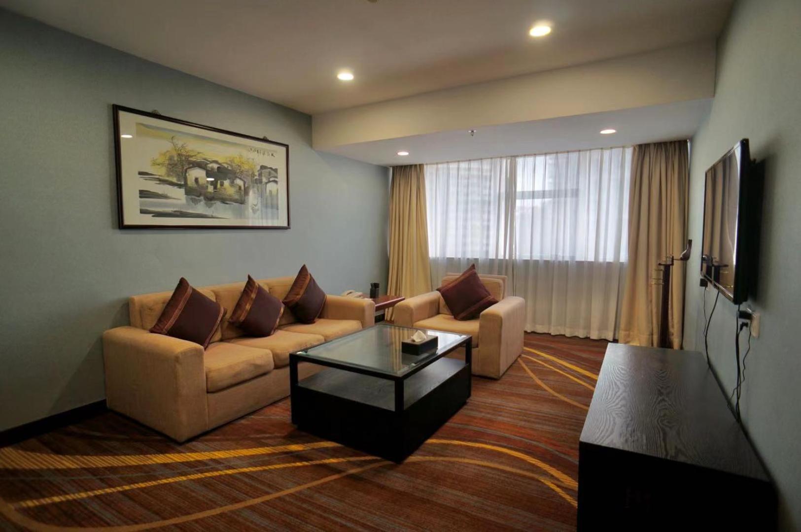 Skyline Plaza 4*