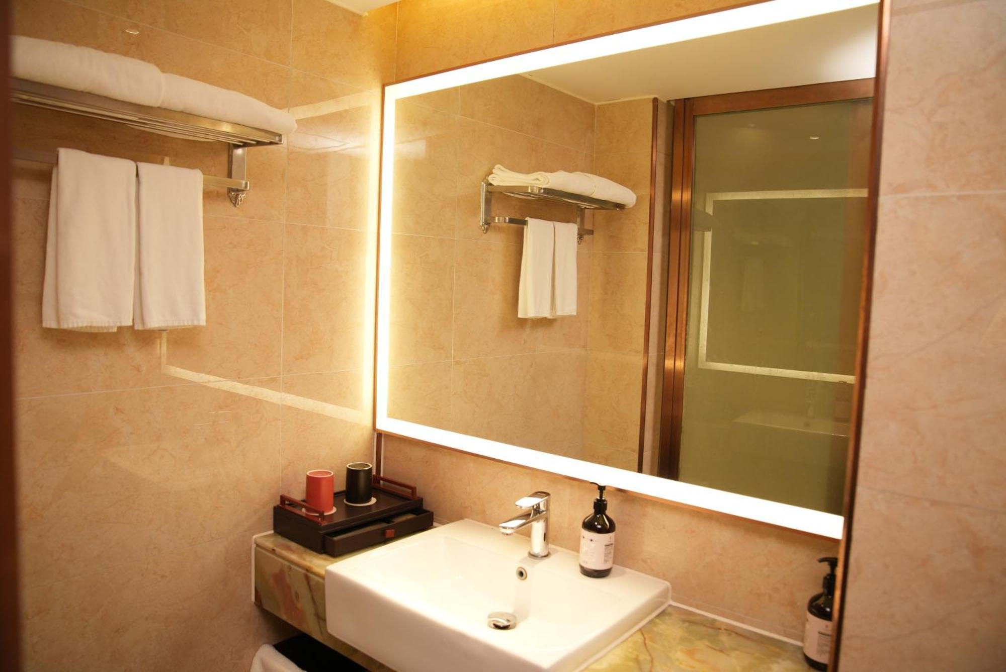 Hotel Lucky International Pazhou Convention And Exhibition Center Zhujiang New Town Branch - Free Shuttle Bus To Fair Complex During Fair Period & Overseas Buyers Registration Service & Free Vpn Internet Access