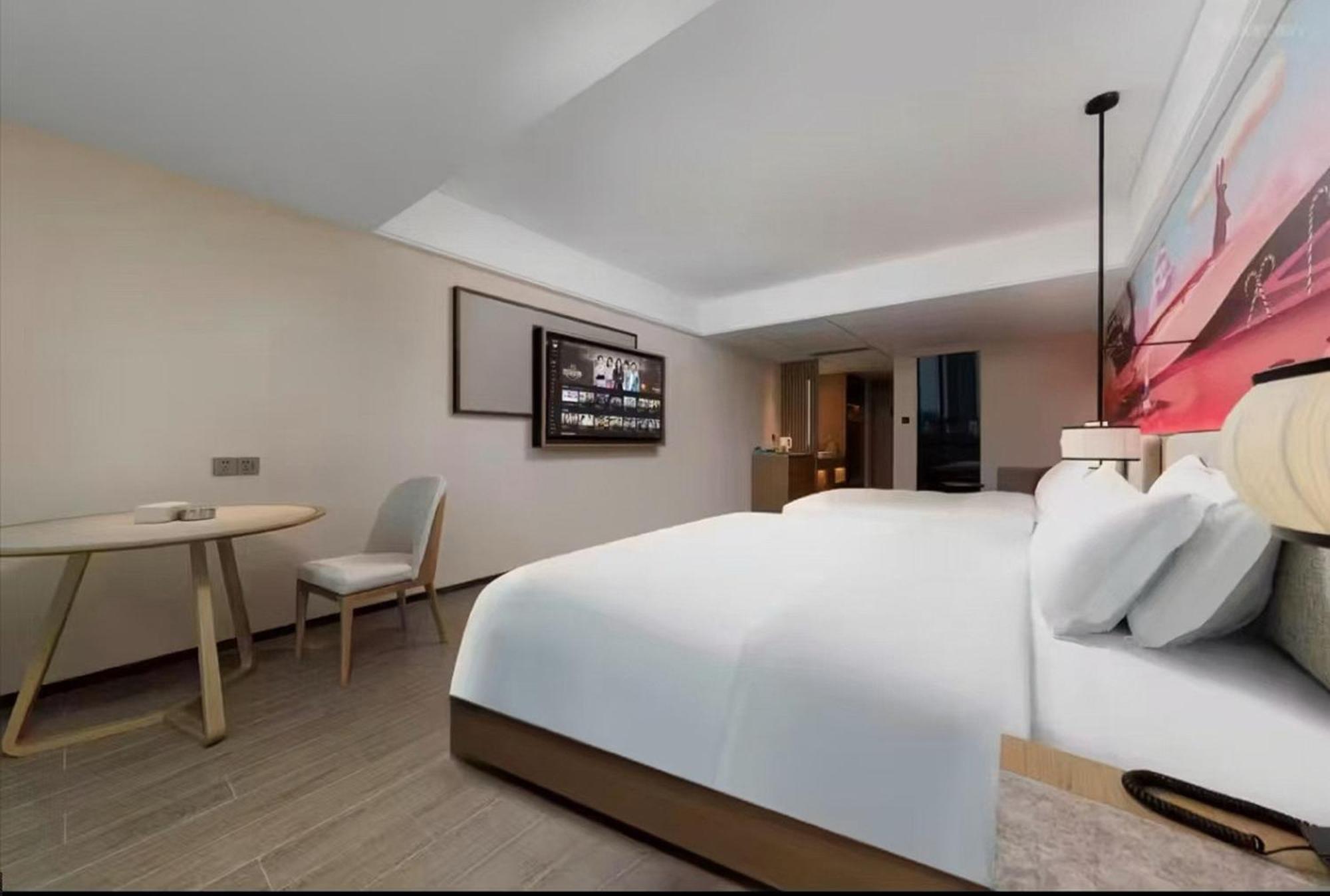 Mehood Lestie International Nancun Wanbo Metro Station Branch - Free Shuttle Bus To Fair Complex During Fair Period & Free Breakfast & Free Afternoon Tea & Free Midnight Snack & Free Vpn Internet Access Guangzhou