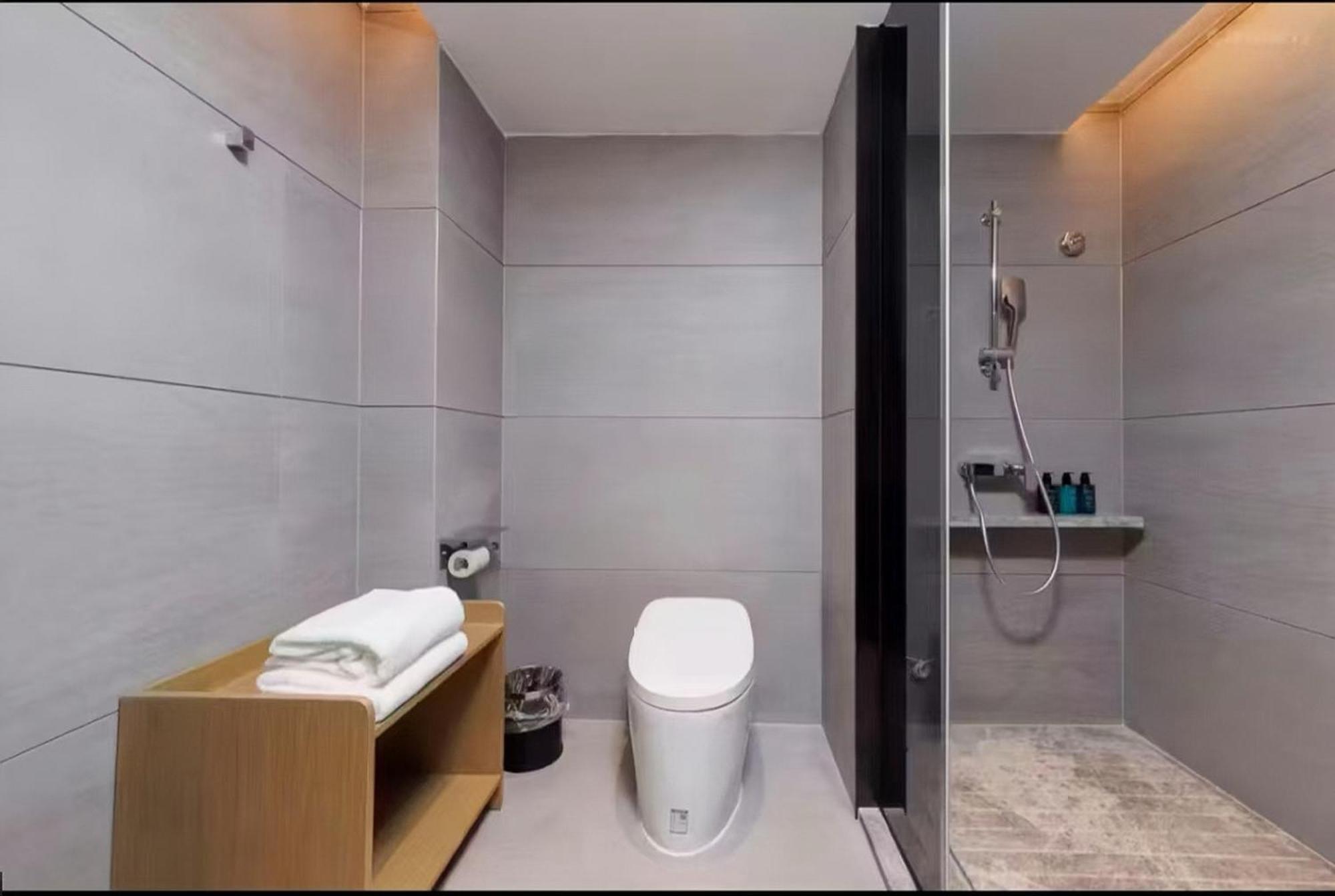 Mehood Lestie International Nancun Wanbo Metro Station Branch - Free Shuttle Bus To Fair Complex During Fair Period & Free Breakfast & Free Afternoon Tea & Free Midnight Snack & Free Vpn Internet Access Hotel