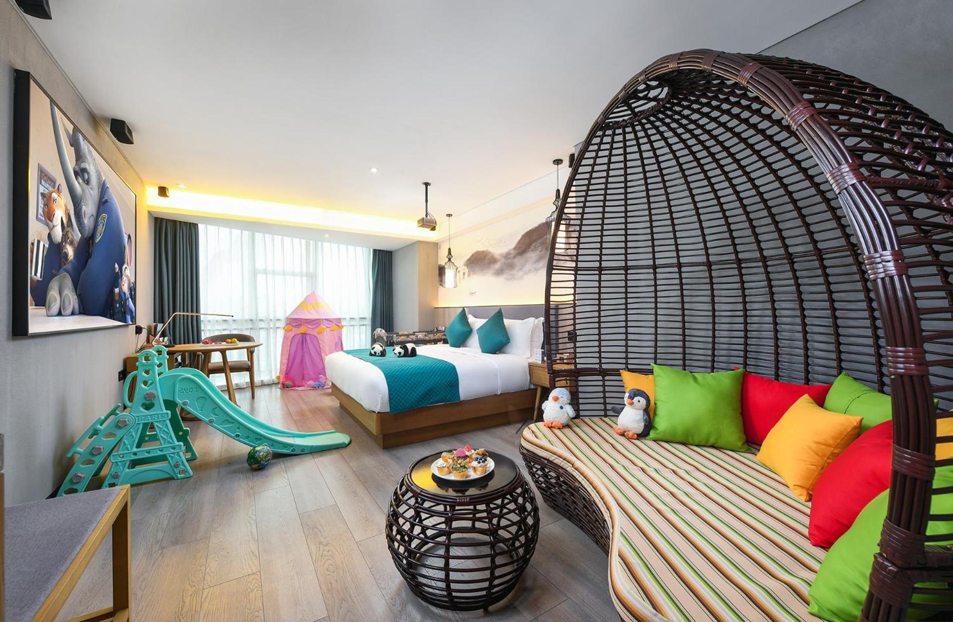 Mehood Lestie International Nancun Wanbo Metro Station Branch - Free Shuttle Bus To Fair Complex During Fair Period & Free Breakfast & Free Afternoon Tea & Free Midnight Snack & Free Vpn Internet Access Hotel 4*
