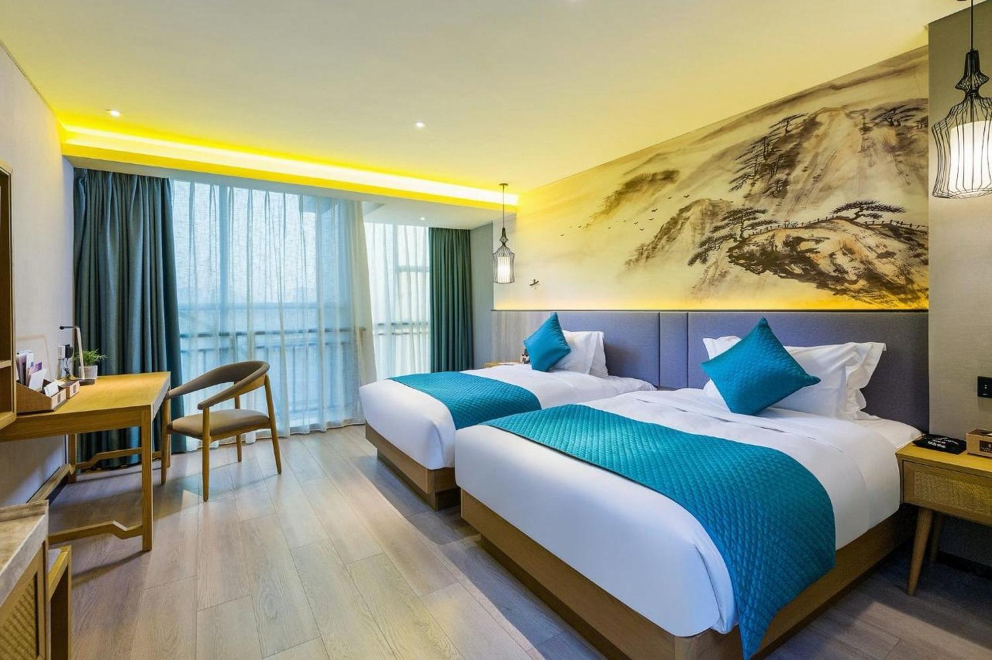 Hotel Mehood Lestie International Nancun Wanbo Metro Station Branch - Free Shuttle Bus To Fair Complex During Fair Period & Free Breakfast & Free Afternoon Tea & Free Midnight Snack & Free Vpn Internet Access Guangzhou