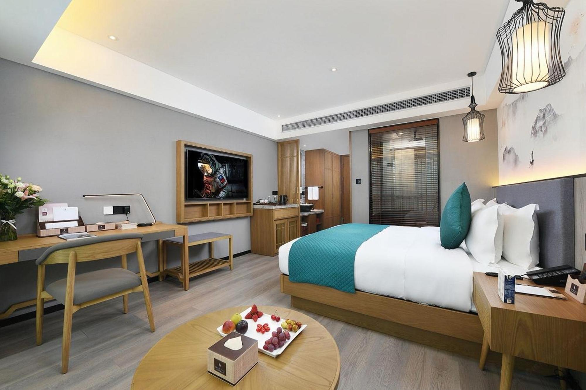 Hotel Mehood Lestie International Nancun Wanbo Metro Station Branch - Free Shuttle Bus To Fair Complex During Fair Period & Free Breakfast & Free Afternoon Tea & Free Midnight Snack & Free Vpn Internet Access