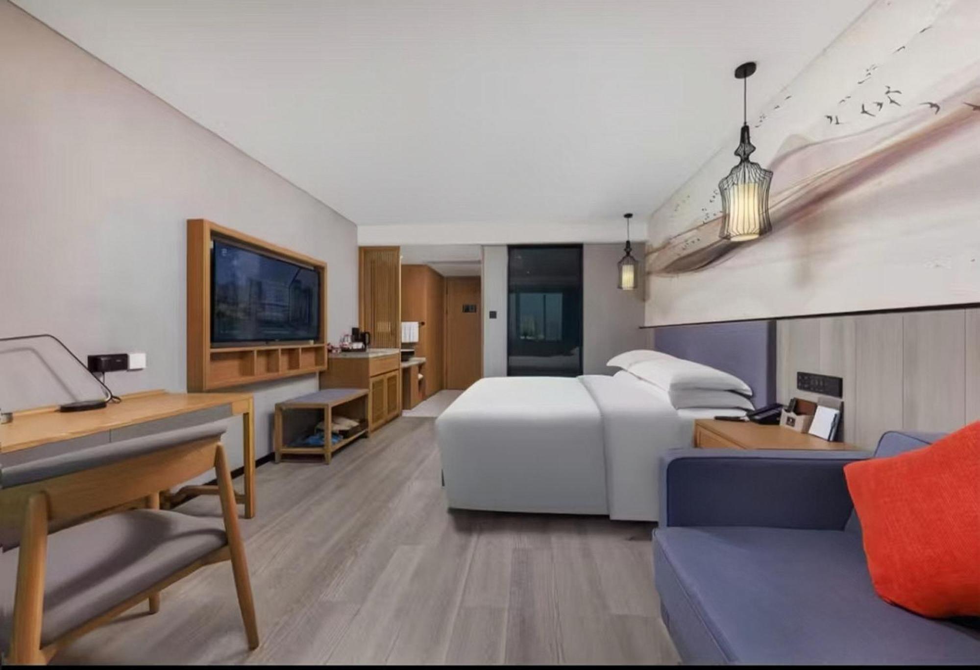 Mehood Lestie International Nancun Wanbo Metro Station Branch - Free Shuttle Bus To Fair Complex During Fair Period & Free Breakfast & Free Afternoon Tea & Free Midnight Snack & Free Vpn Internet Access Hotel