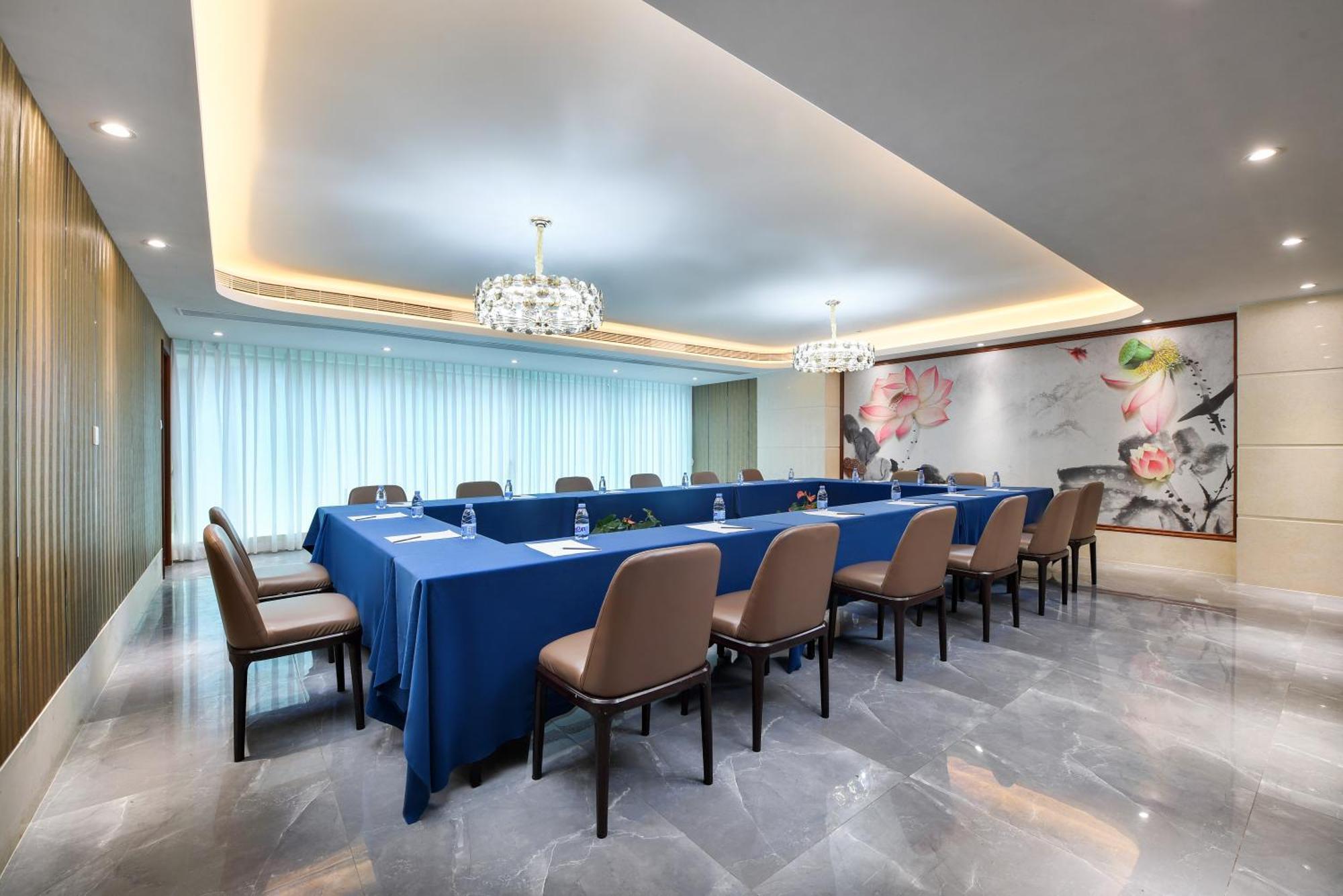 Mehood Lestie International Nancun Wanbo Metro Station Branch - Free Shuttle Bus To Fair Complex During Fair Period & Free Breakfast & Free Afternoon Tea & Free Midnight Snack & Free Vpn Internet Access 4* Guangzhou