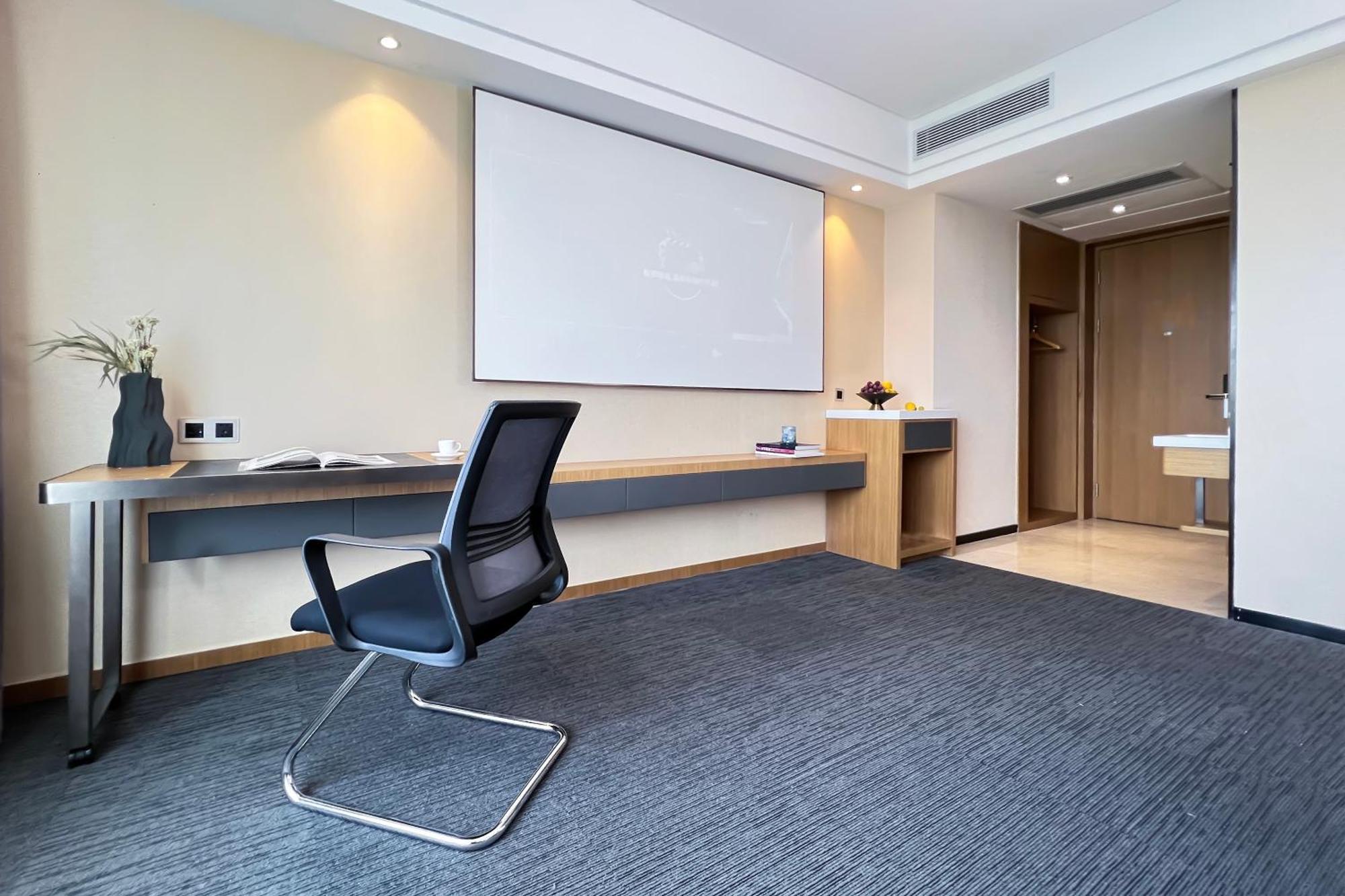 Yizhi - Zhujiang New Town Huashi Subway Station Branch Hotel 4*