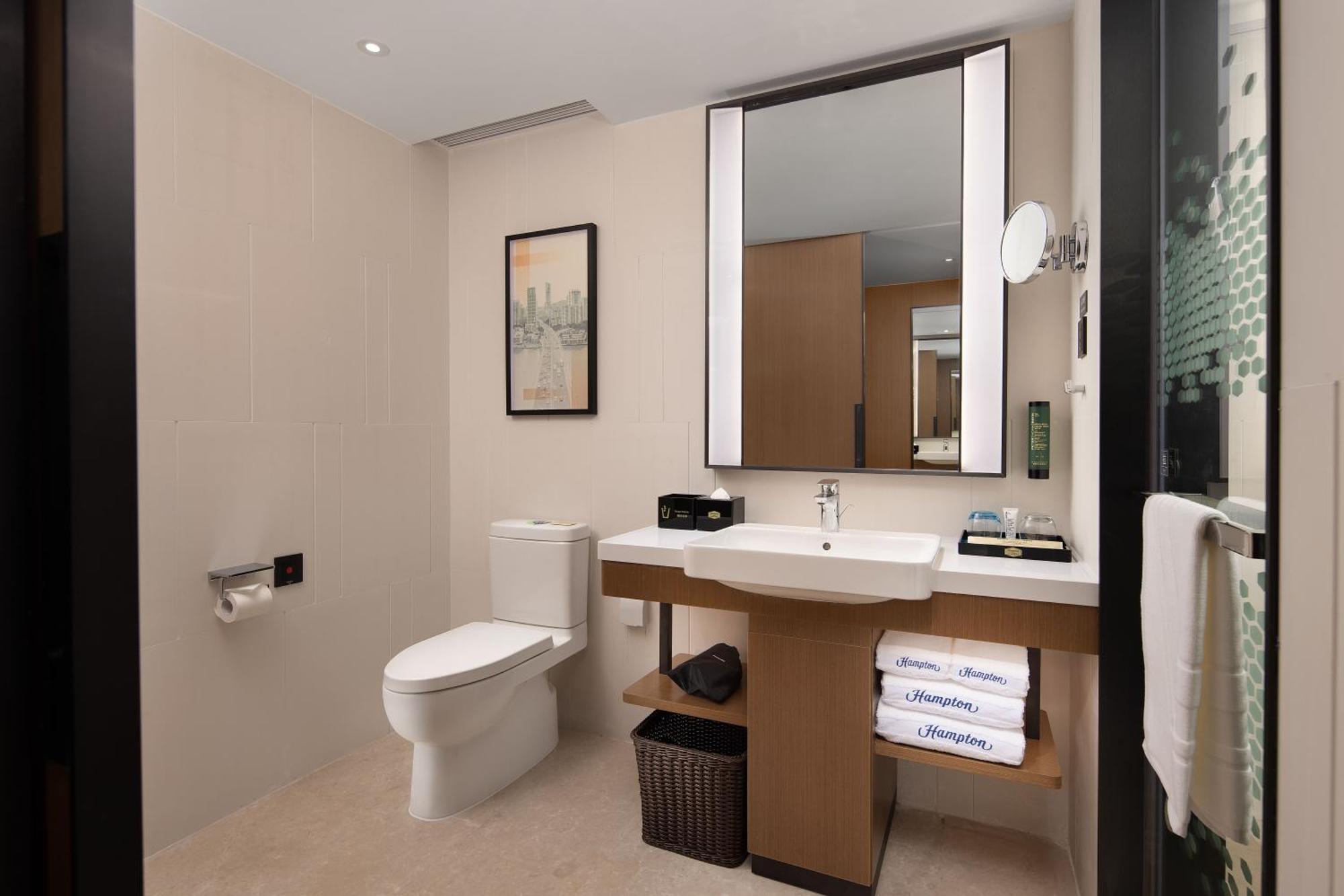 Hotel Hampton By Hilton Luoxi 4*