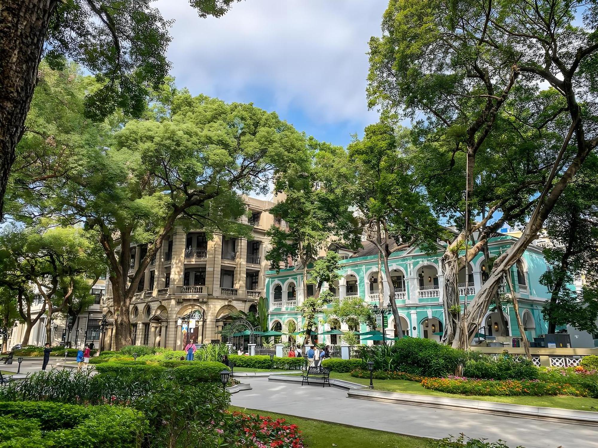 Hotel Lan Wan - Yongqing Walking Street&shamian Island Scenic Spot Branch- Exit F Towards Shamian Island At Huangsha Metro Trf Stop Of Line 1&line 6--airport Pick-up Service
