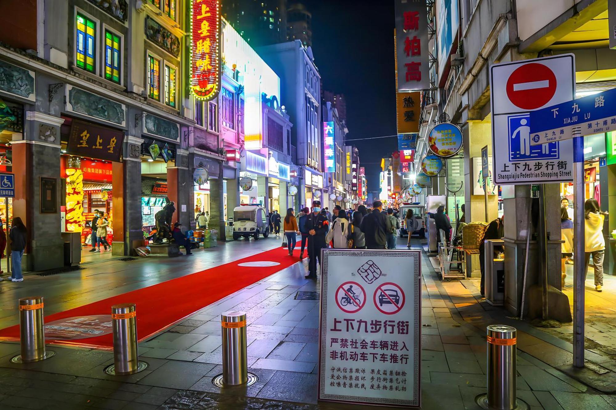 Lan Wan - Yongqing Walking Street&shamian Island Scenic Spot Branch- Exit F Towards Shamian Island At Huangsha Metro Trf Stop Of Line 1&line 6--airport Pick-up Service