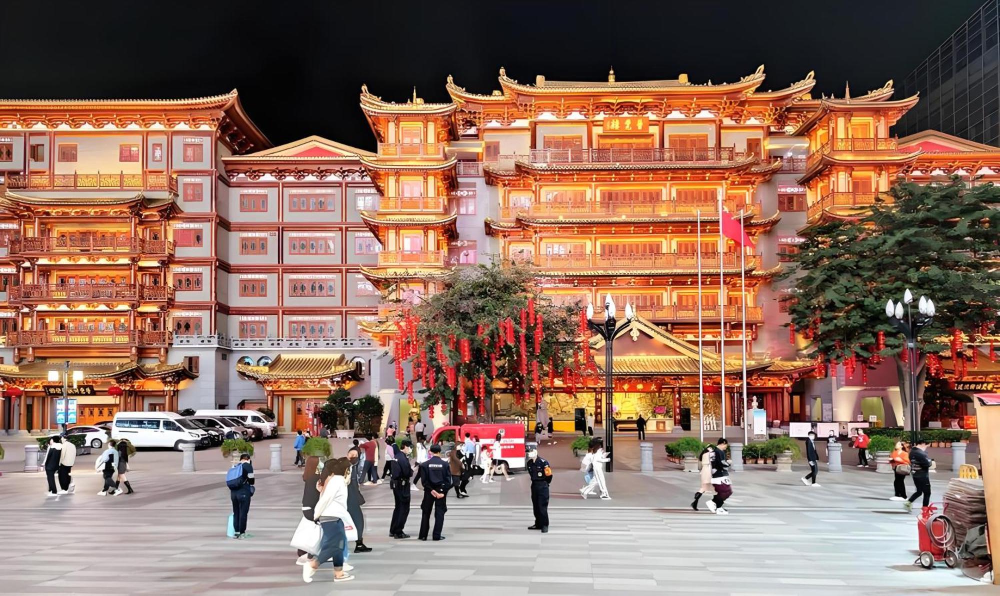 Hotel Lan Wan - Yongqing Walking Street&shamian Island Scenic Spot Branch- Exit F Towards Shamian Island At Huangsha Metro Trf Stop Of Line 1&line 6--airport Pick-up Service 4*