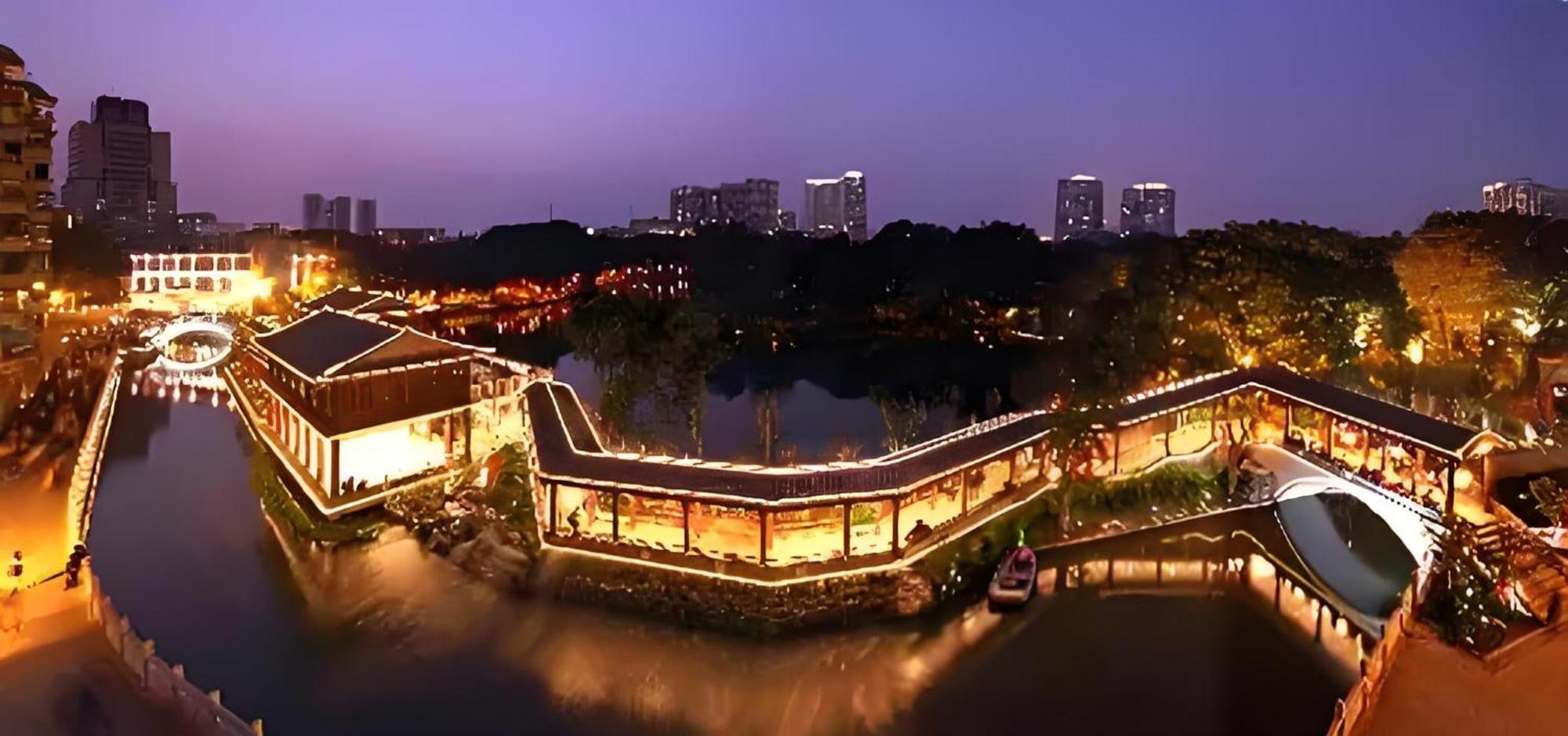 Hotel Lan Wan - Yongqing Walking Street&shamian Island Scenic Spot Branch- Exit F Towards Shamian Island At Huangsha Metro Trf Stop Of Line 1&line 6--airport Pick-up Service Canton