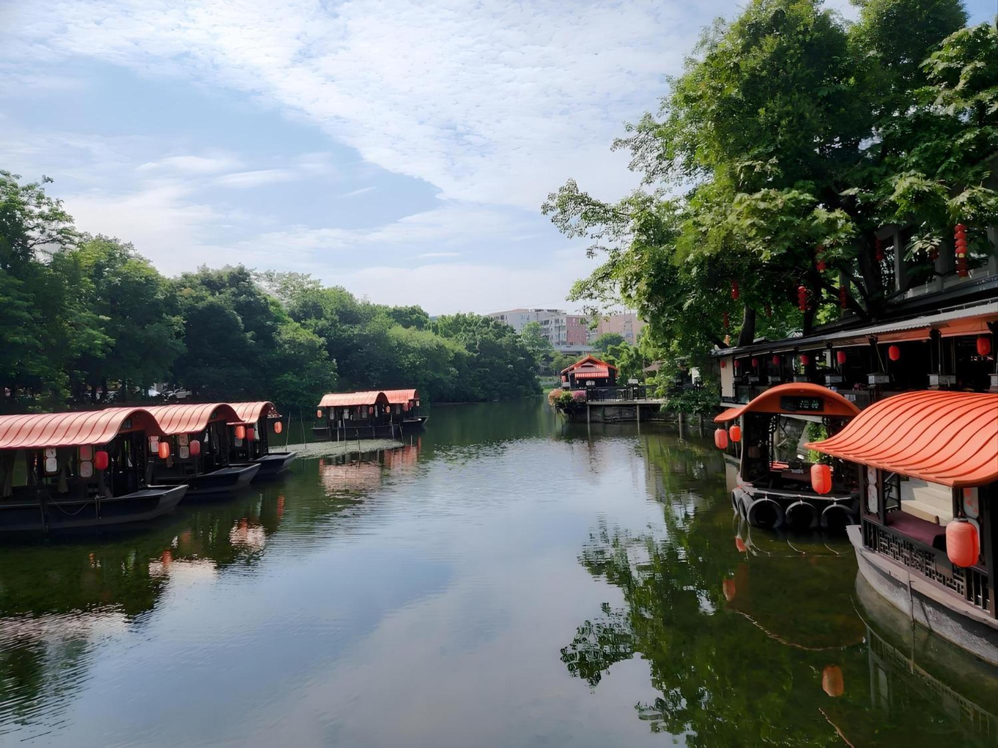 Lan Wan - Yongqing Walking Street&shamian Island Scenic Spot Branch- Exit F Towards Shamian Island At Huangsha Metro Trf Stop Of Line 1&line 6--airport Pick-up Service 4*