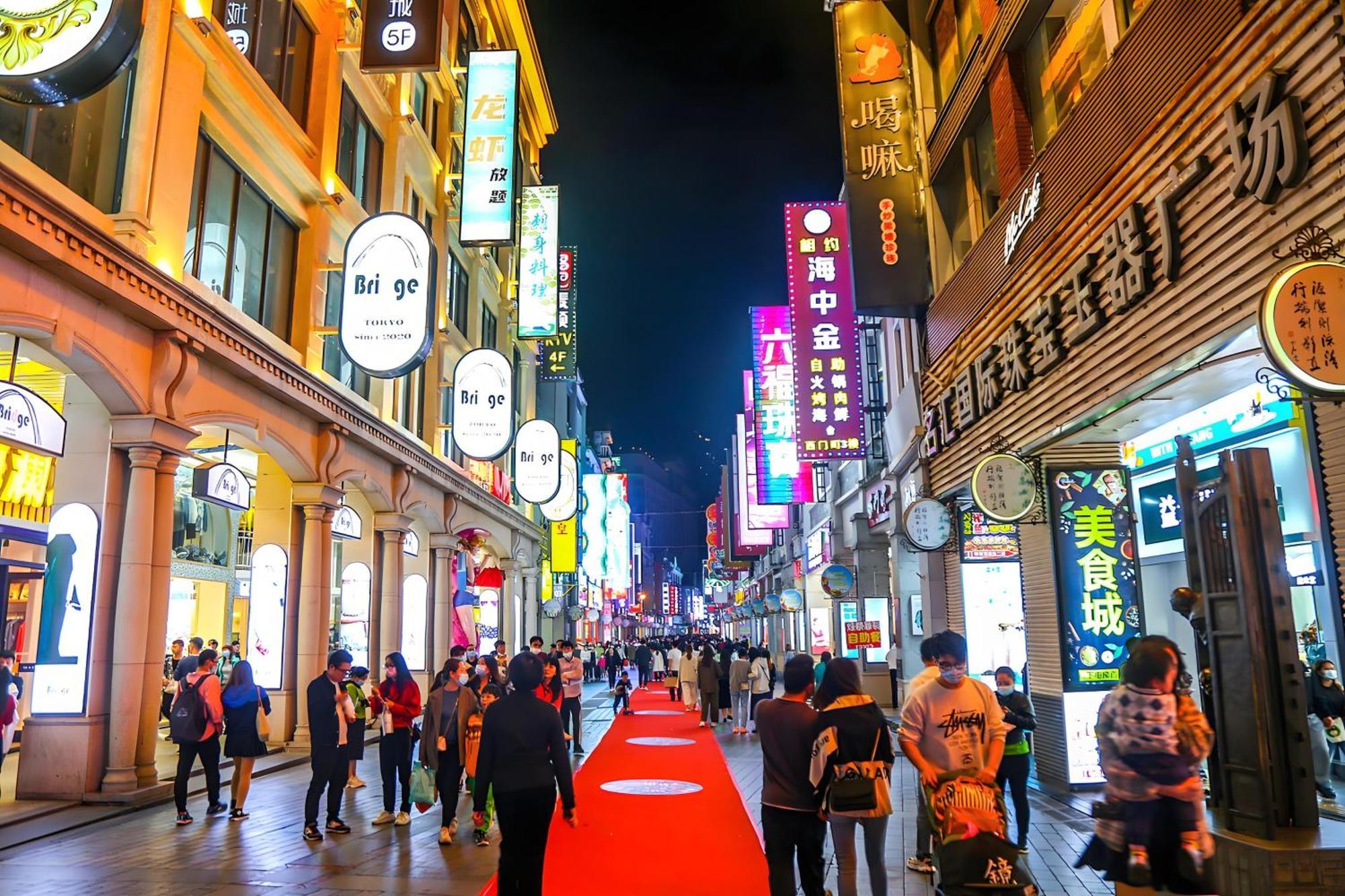 Lan Wan - Yongqing Walking Street&shamian Island Scenic Spot Branch- Exit F Towards Shamian Island At Huangsha Metro Trf Stop Of Line 1&line 6--airport Pick-up Service Hotel Canton